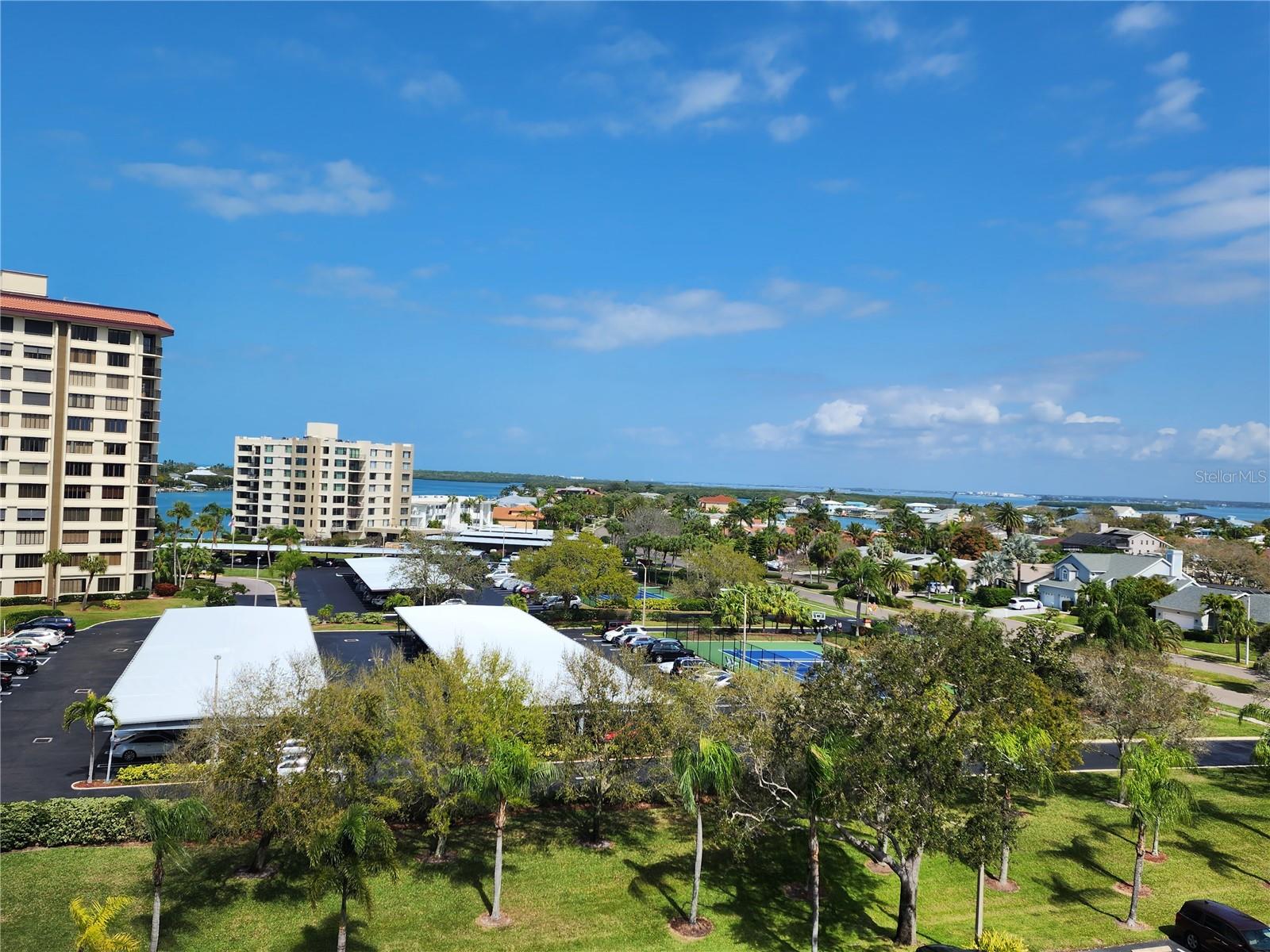 Image 18 of 35 For 690 Island Way 708