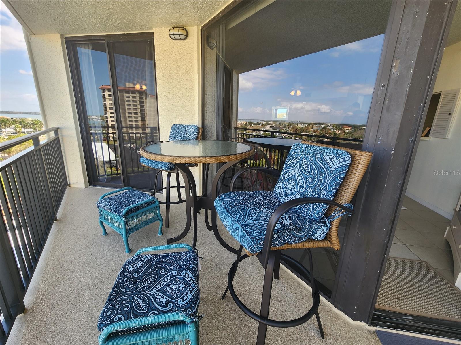 Image 20 of 35 For 690 Island Way 708