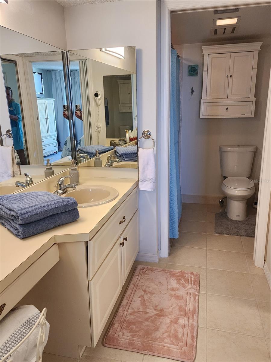 Image 25 of 35 For 690 Island Way 708