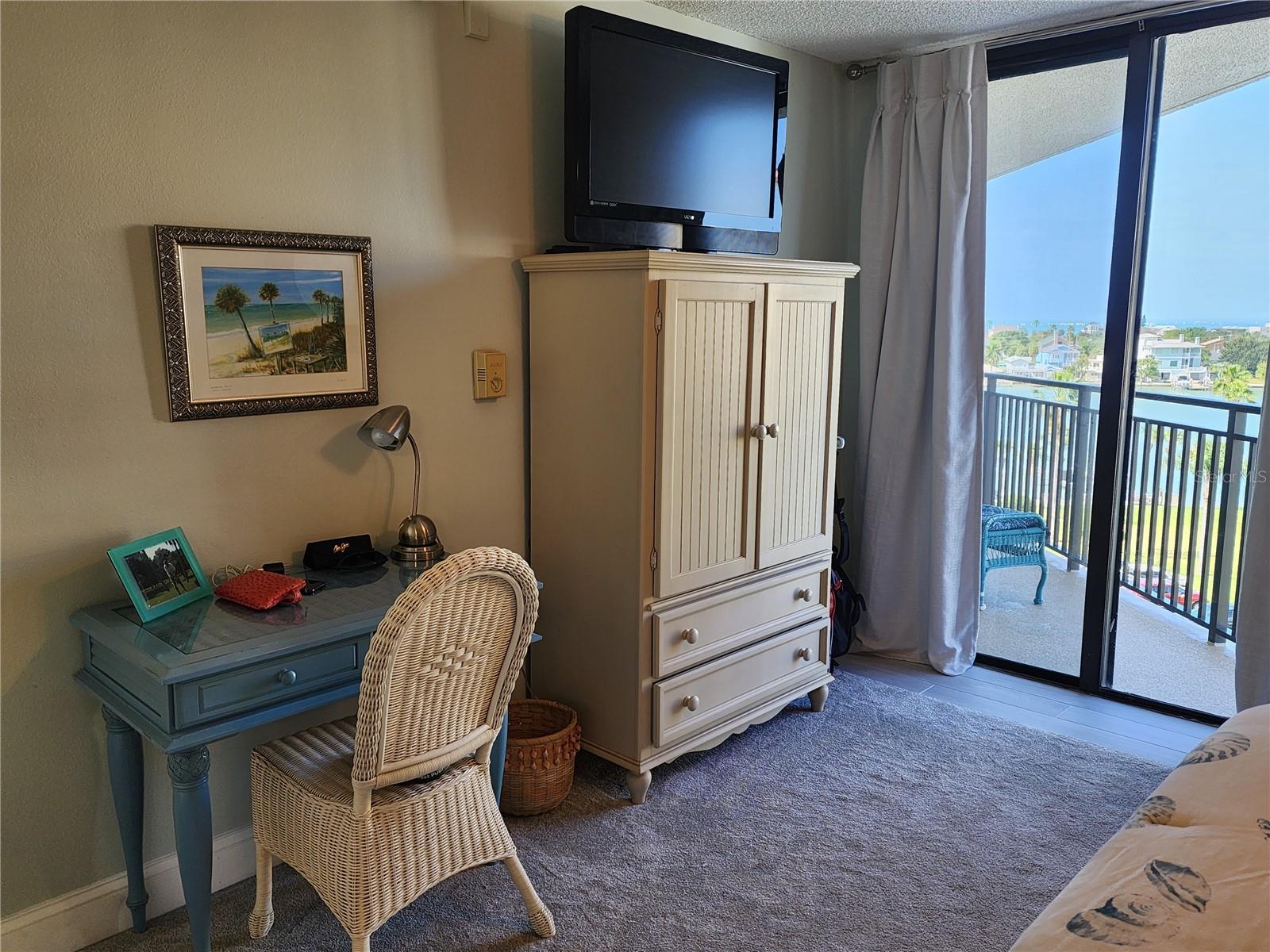 Image 26 of 35 For 690 Island Way 708