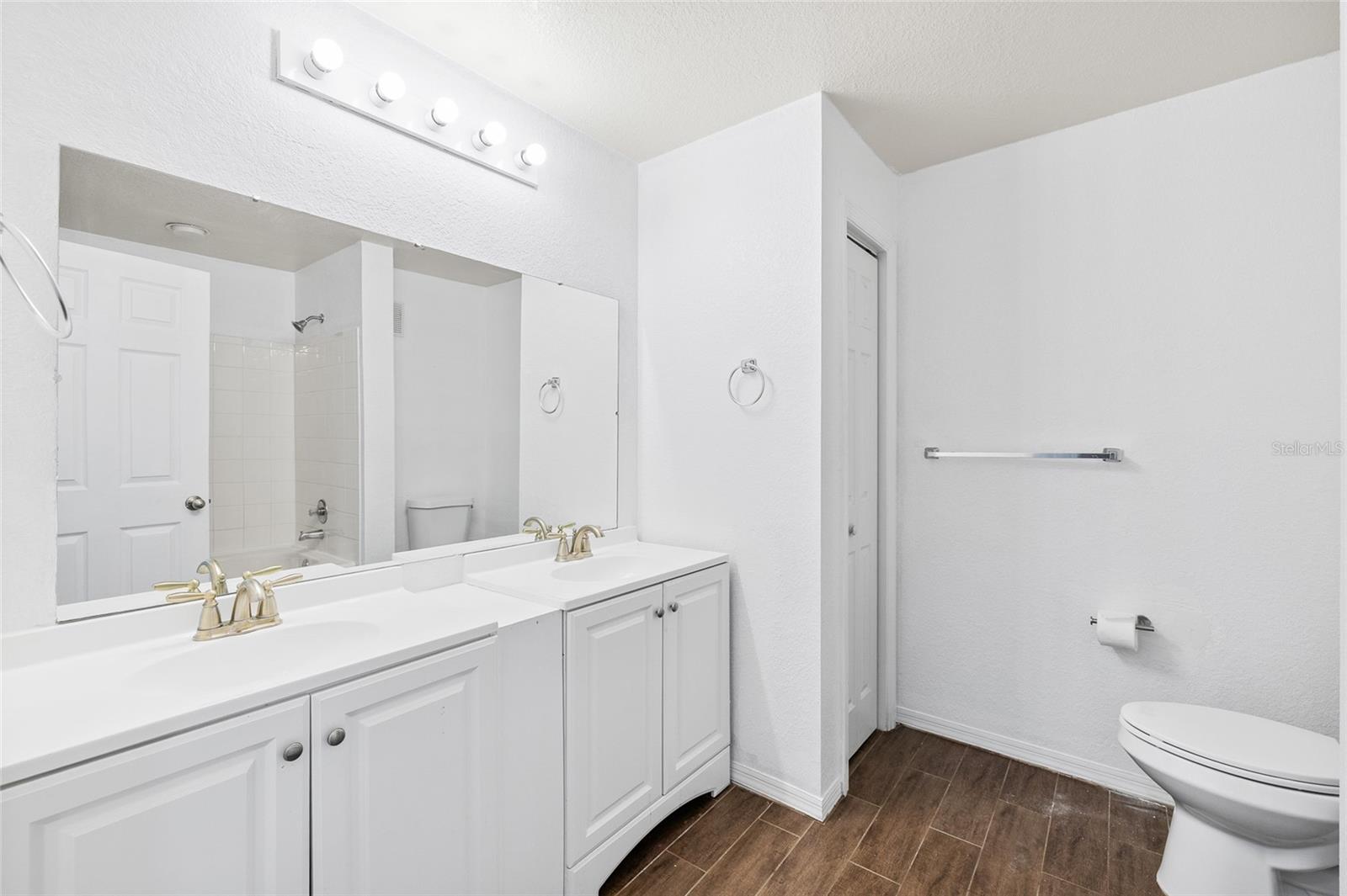 Image 25 of 48 For 18001 Richmond Place Drive 835