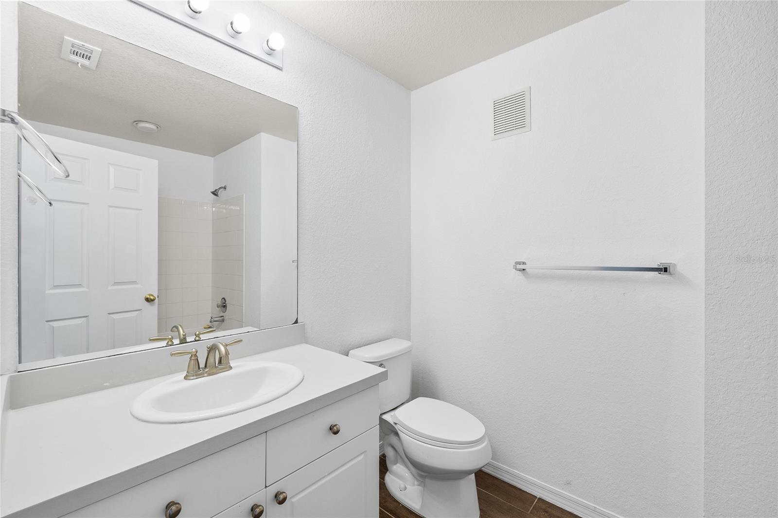 Image 29 of 48 For 18001 Richmond Place Drive 835