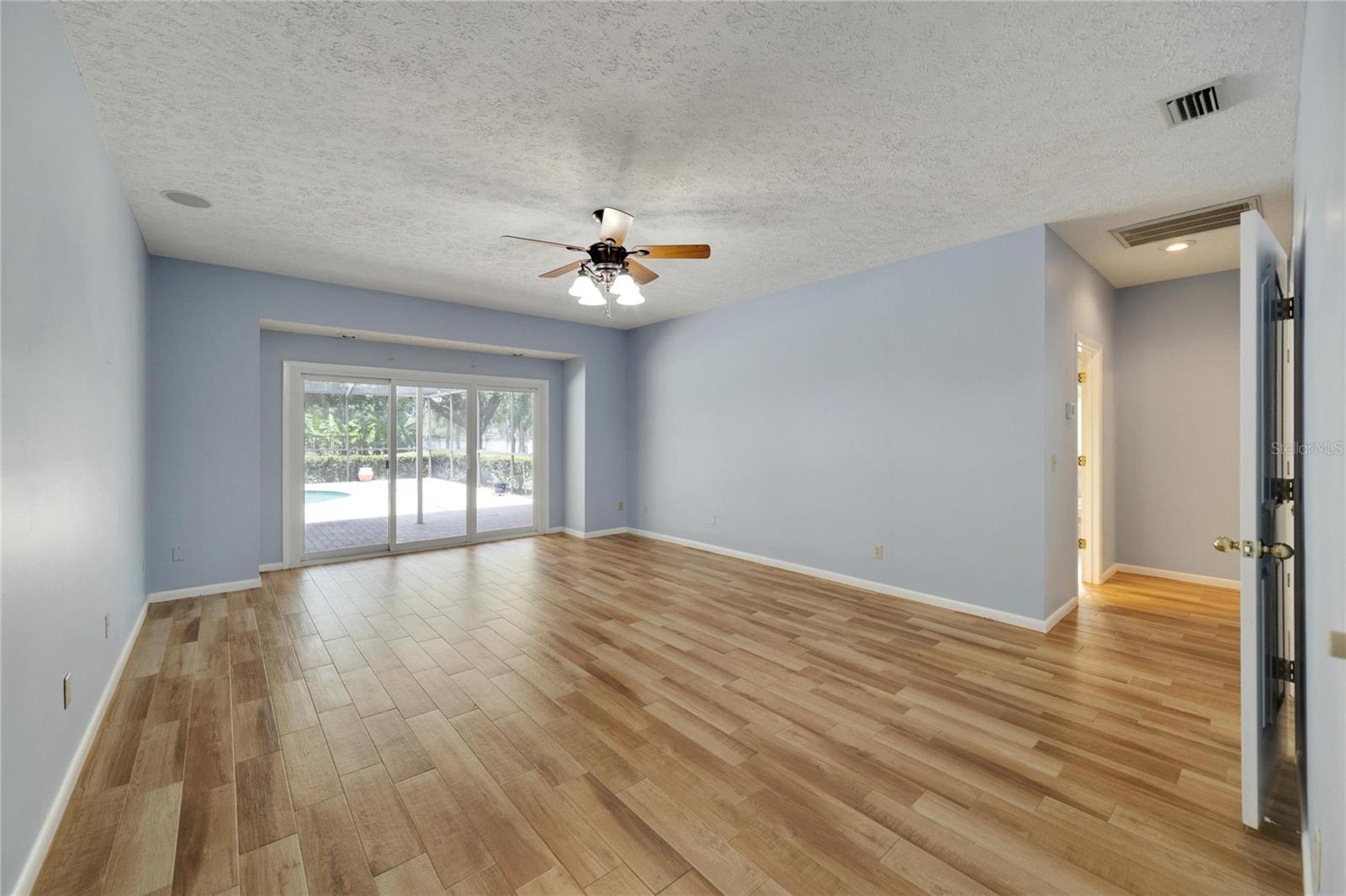 Image 25 of 59 For 18006 Clear Lake Dr