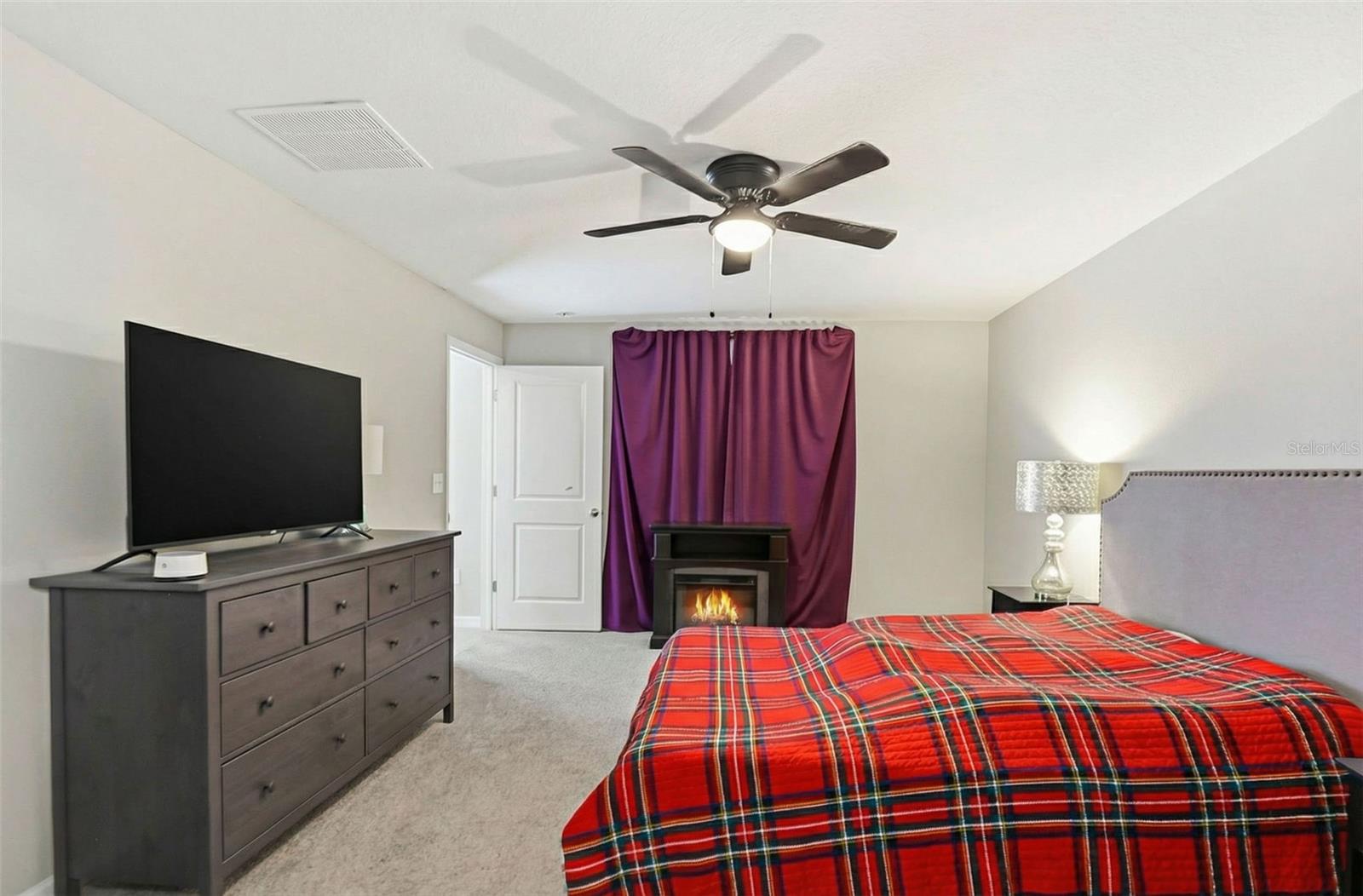 Image 16 of 35 For 211 English Channel Place