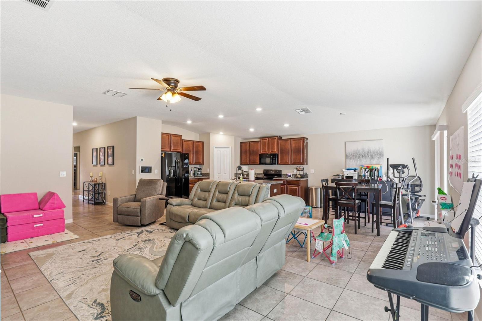 Image 21 of 35 For 211 English Channel Place