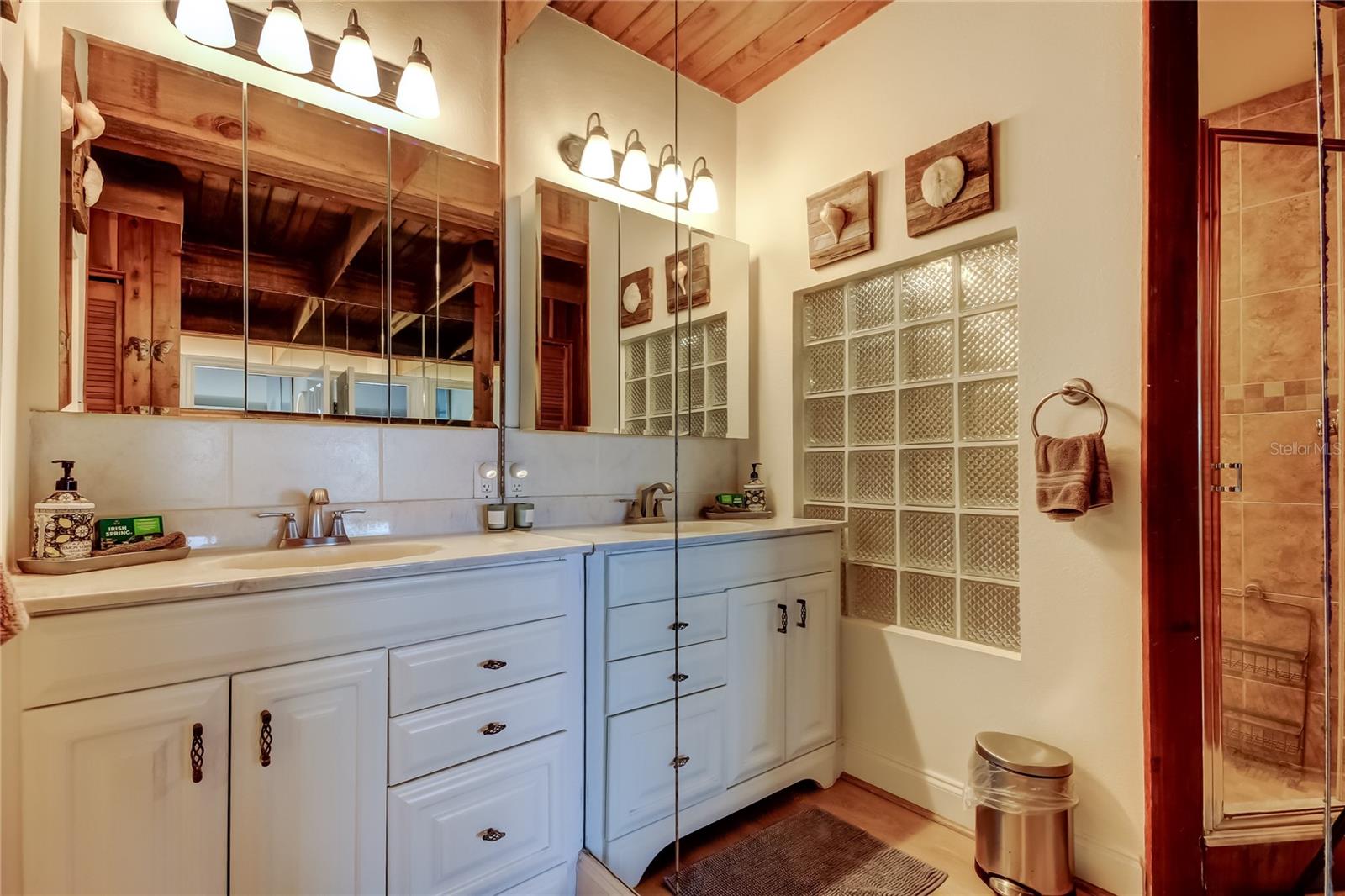 Image 20 of 40 For 19530 Gulf Boulevard 4b