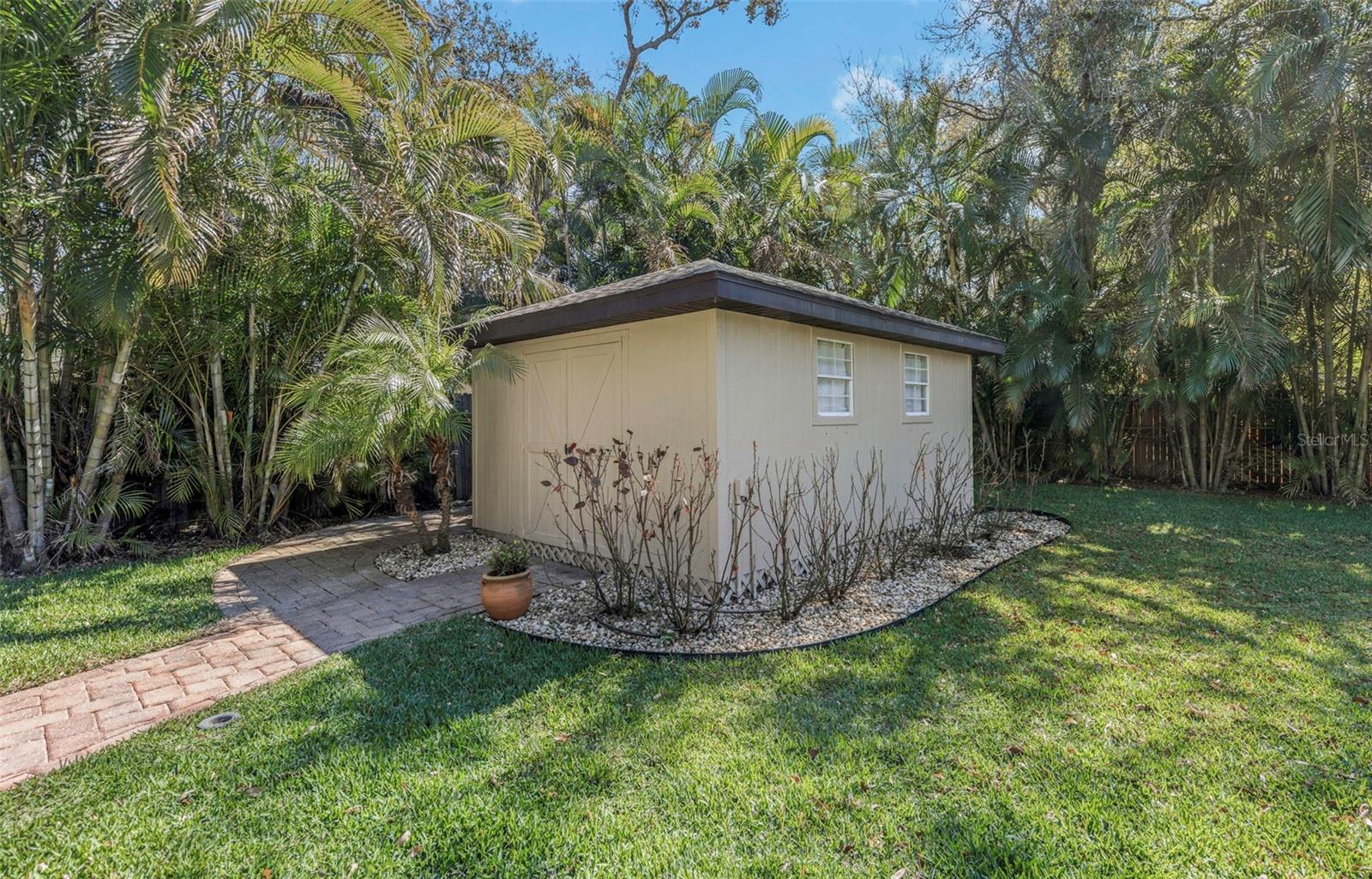 Listing photo id 71 for 1437 Country Club Rd N Road N Country Cl