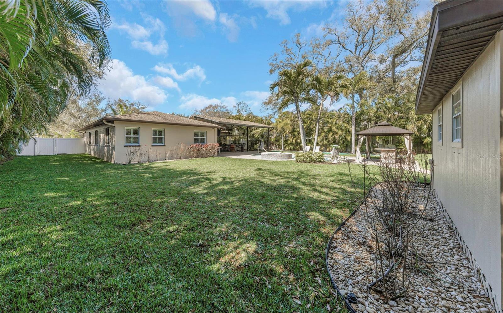 Listing photo id 72 for 1437 Country Club Rd N Road N Country Cl