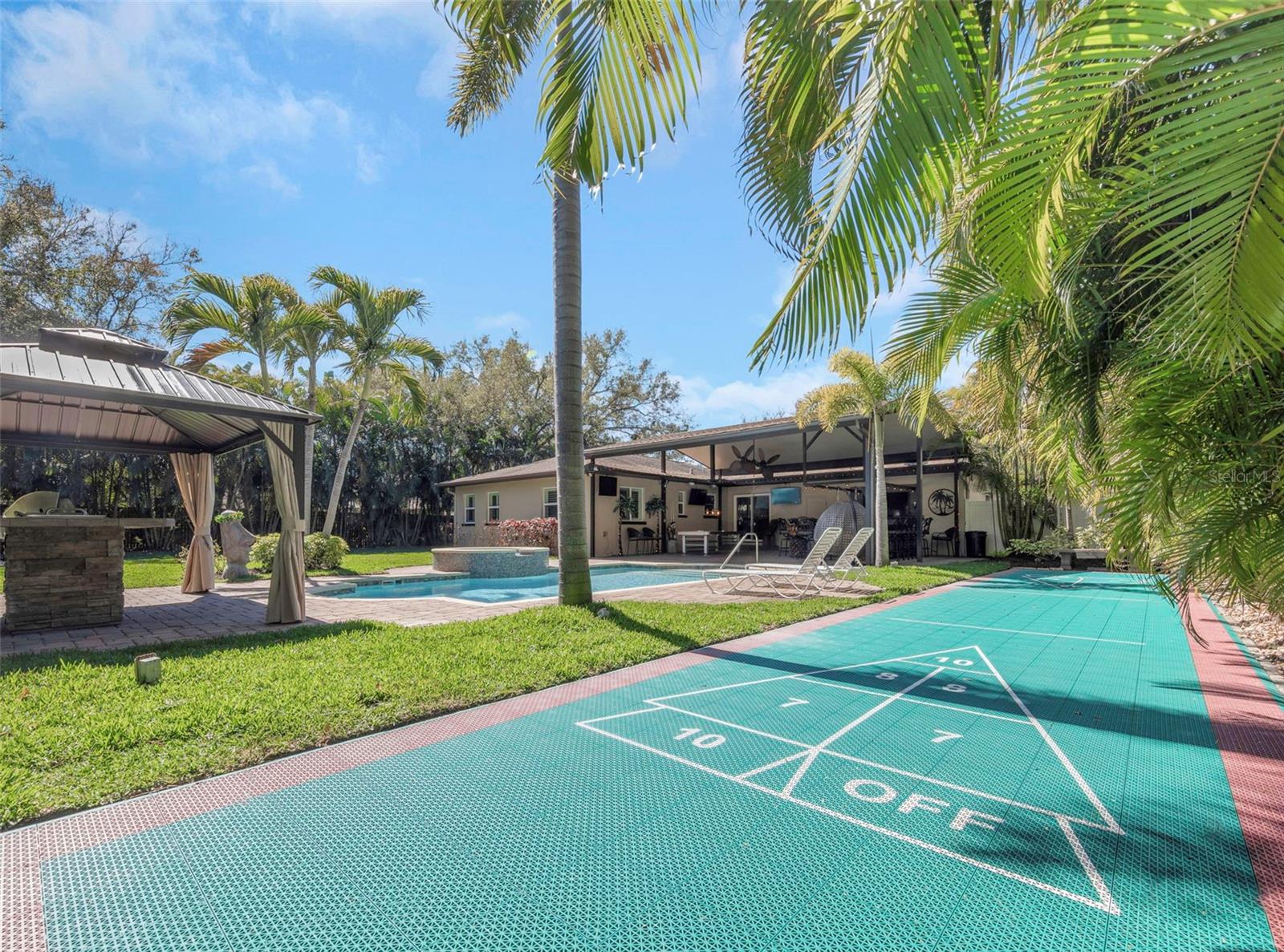 Listing photo id 7 for 1437 Country Club Rd N Road N Country Cl