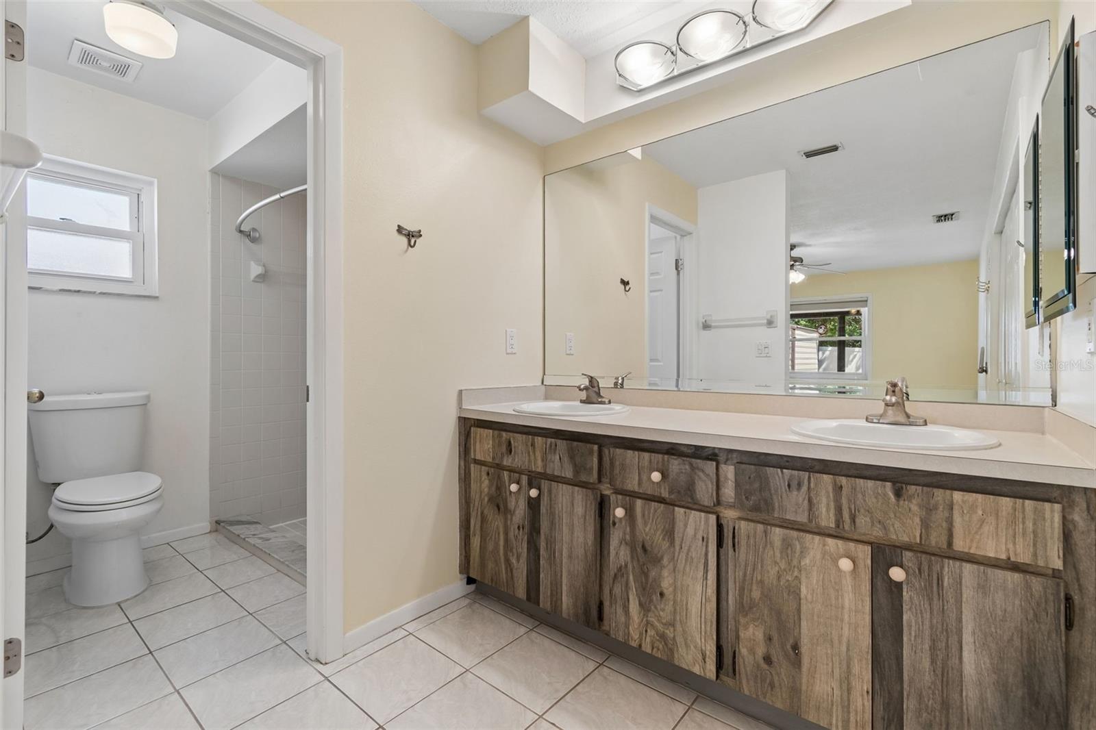 Listing photo id 27 for 2505 Linden Tree Street