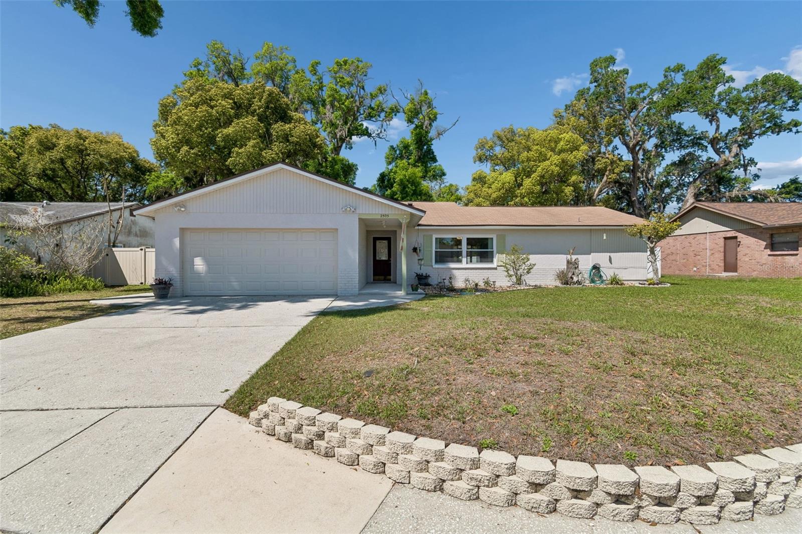 Listing photo id 1 for 2505 Linden Tree Street