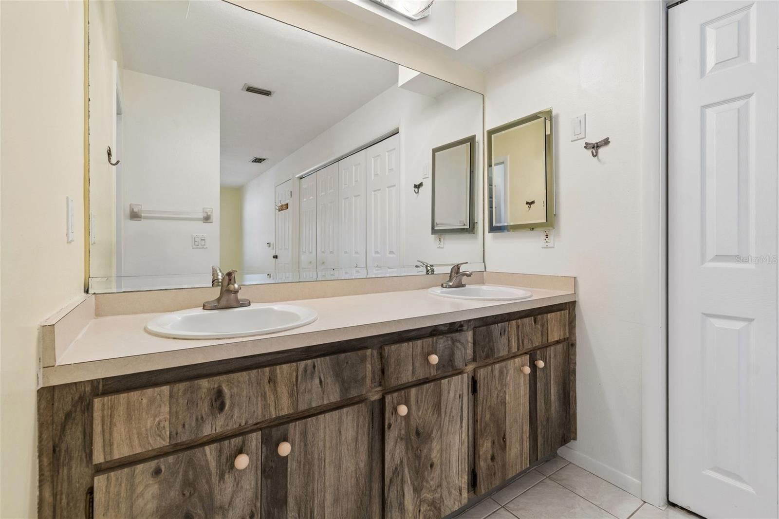 Listing photo id 28 for 2505 Linden Tree Street