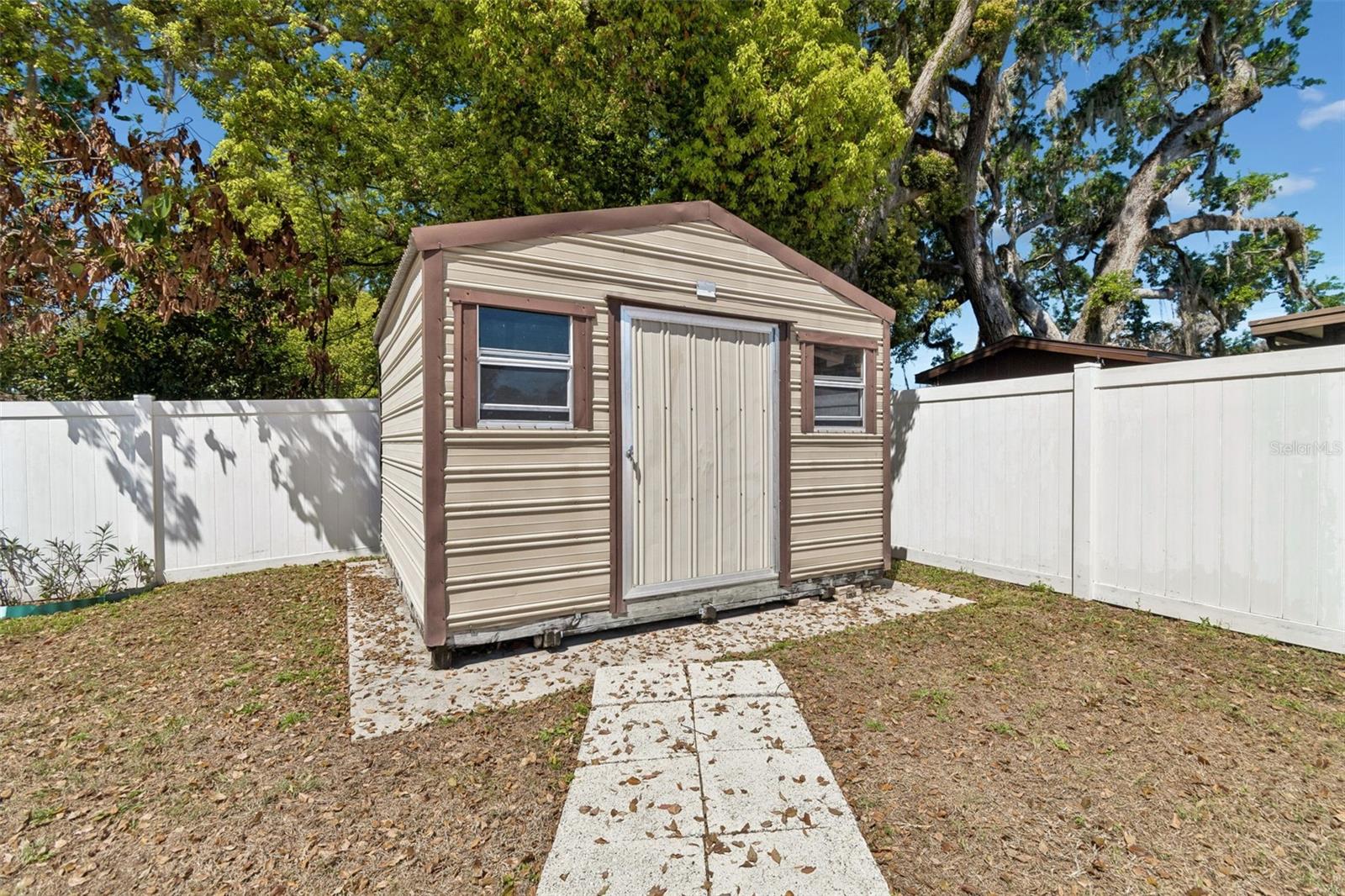 Listing photo id 40 for 2505 Linden Tree Street