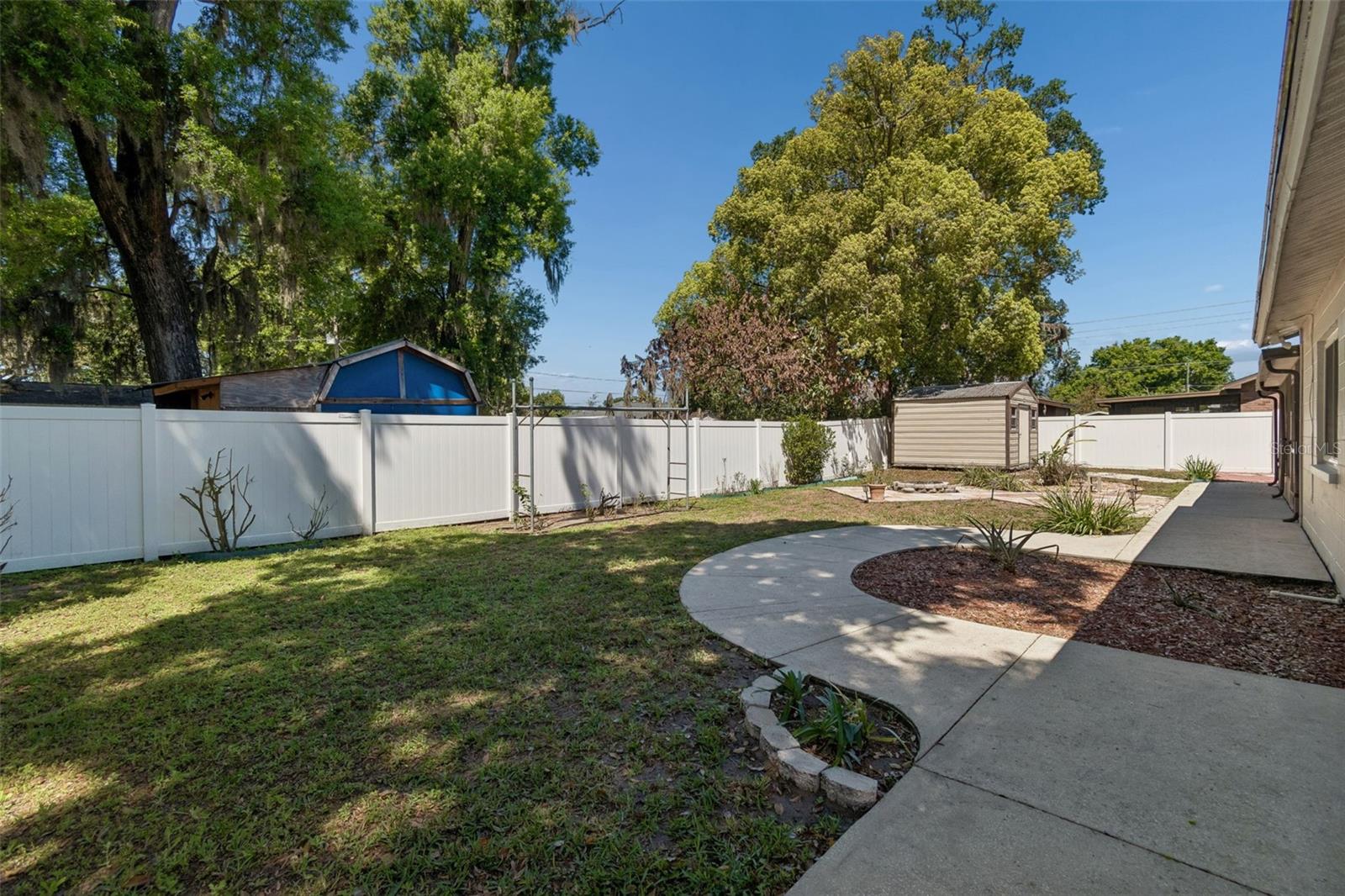 Listing photo id 43 for 2505 Linden Tree Street