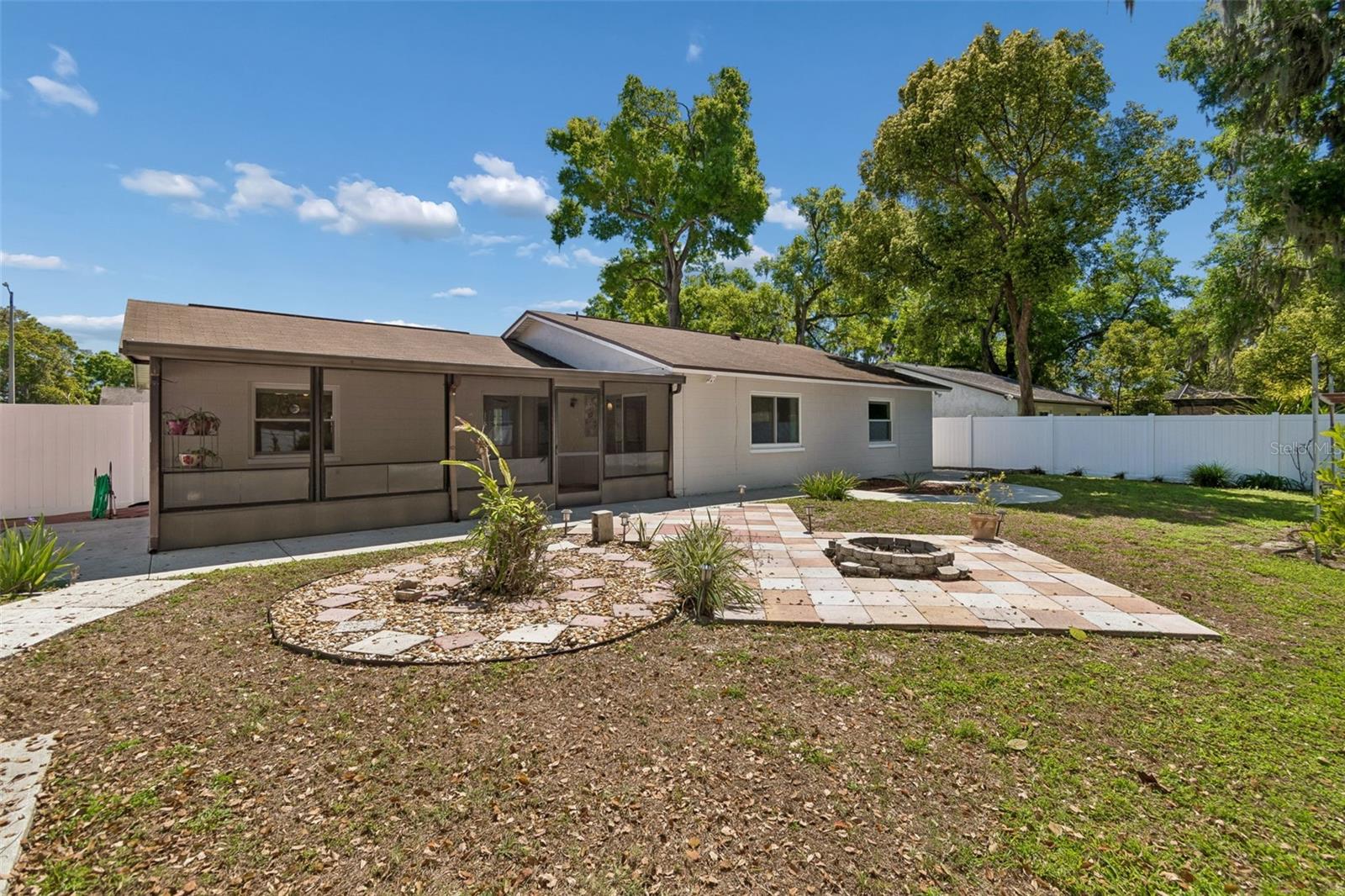 Listing photo id 3 for 2505 Linden Tree Street