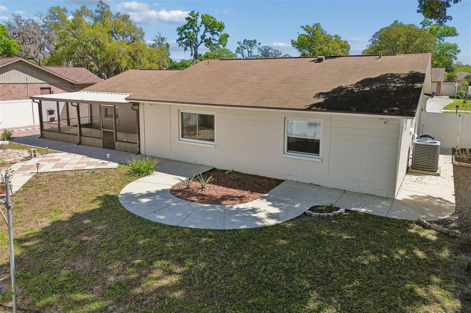 Listing photo id 48 for 2505 Linden Tree Street