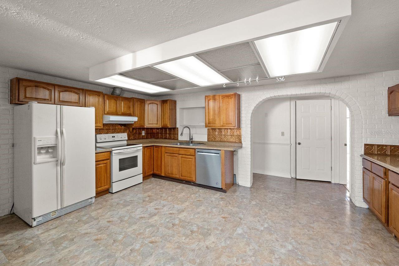 Image 5 of 22 For 6870 Parkside Drive