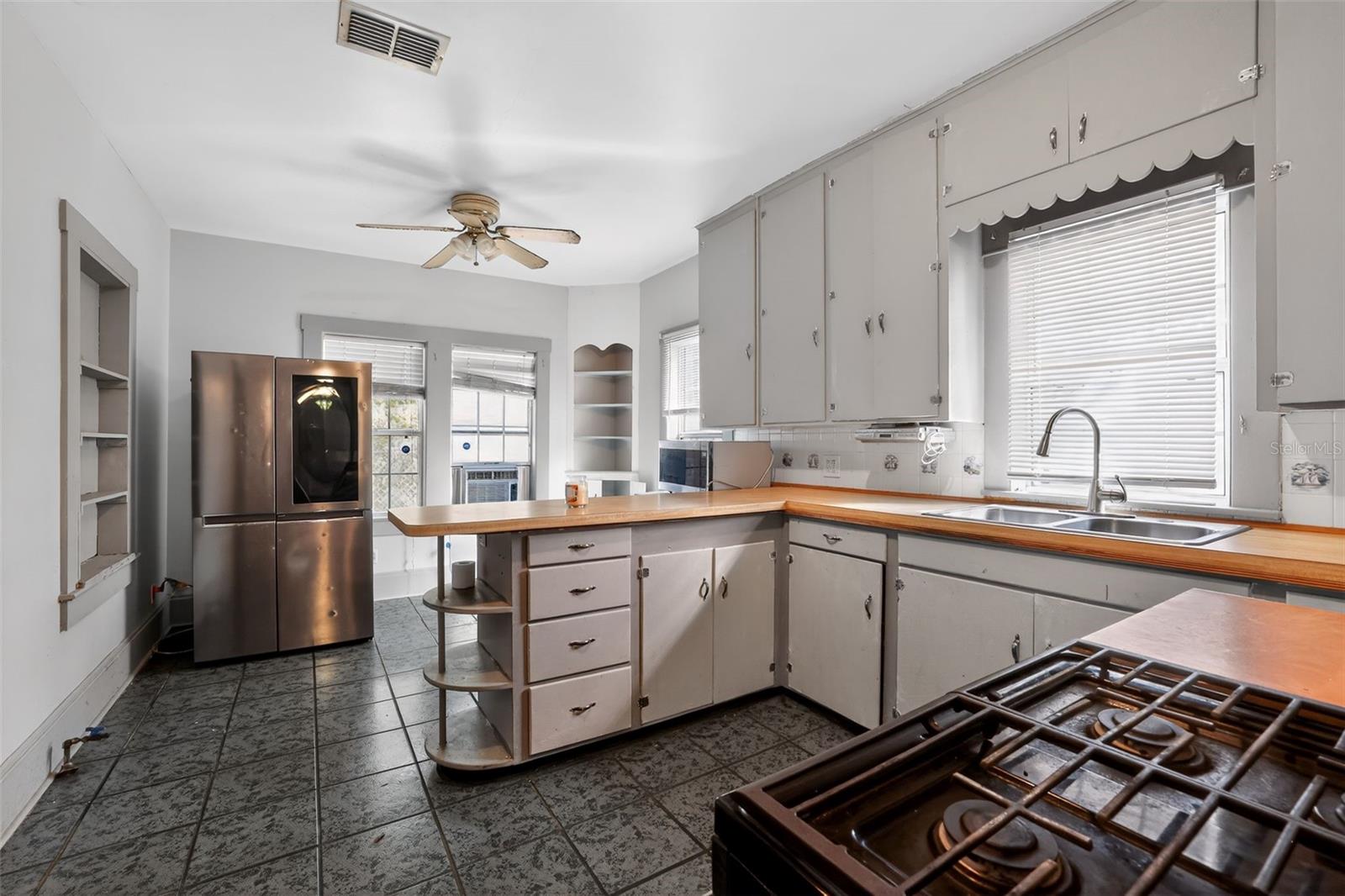 Image 12 of 30 For 118 Drew Street