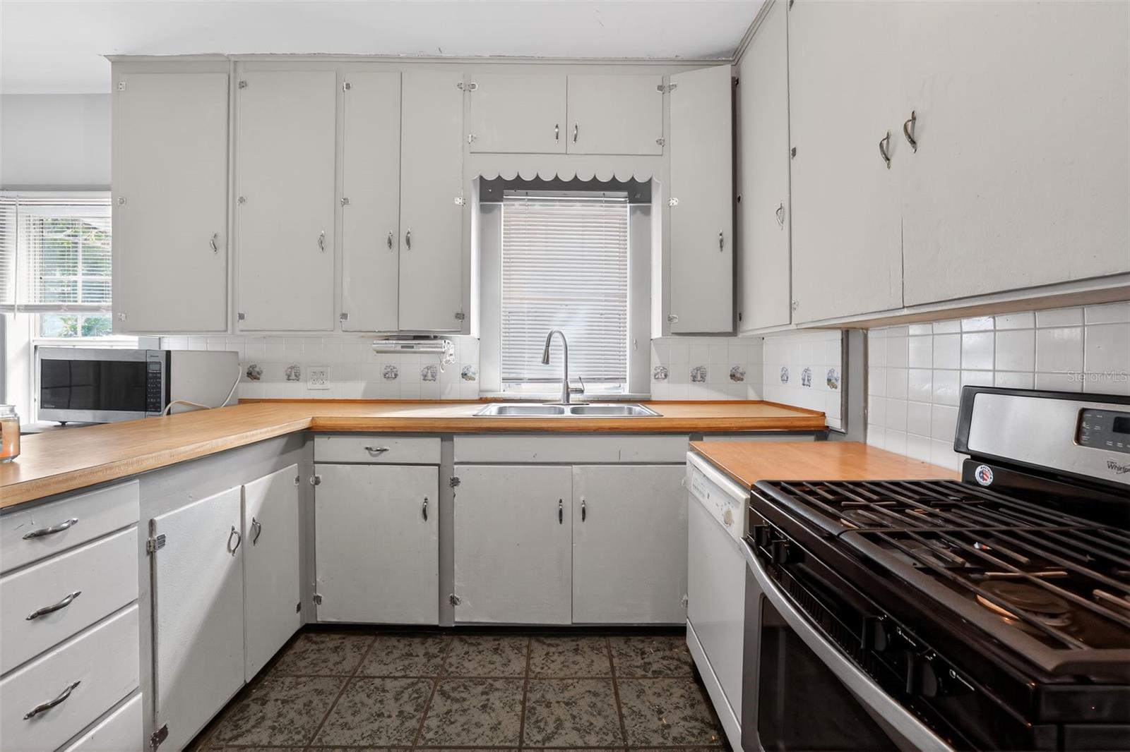 Image 13 of 30 For 118 Drew Street