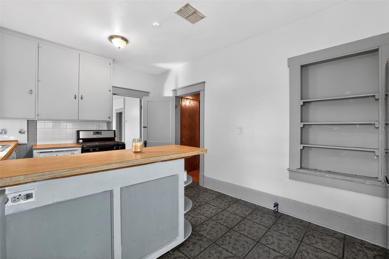 Image 14 of 30 For 118 Drew Street