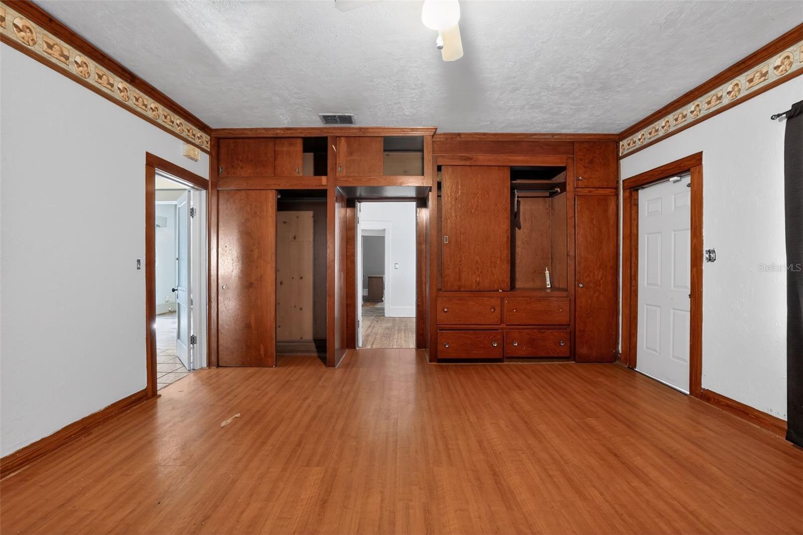 Image 17 of 30 For 118 Drew Street