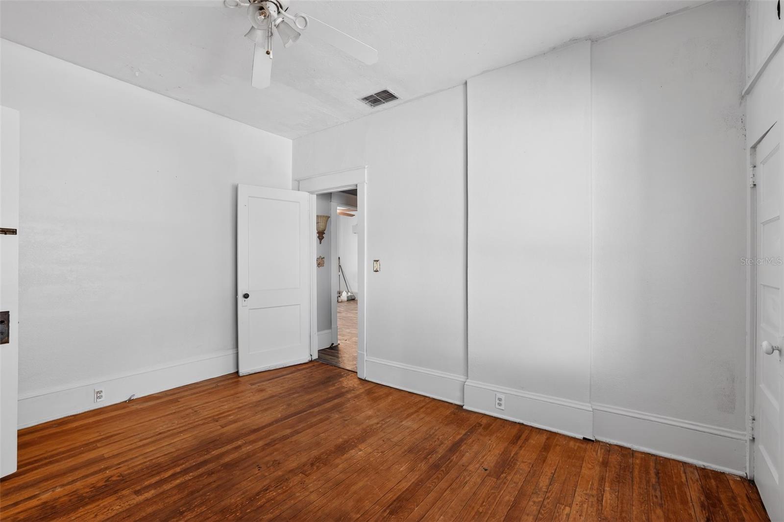 Image 21 of 30 For 118 Drew Street