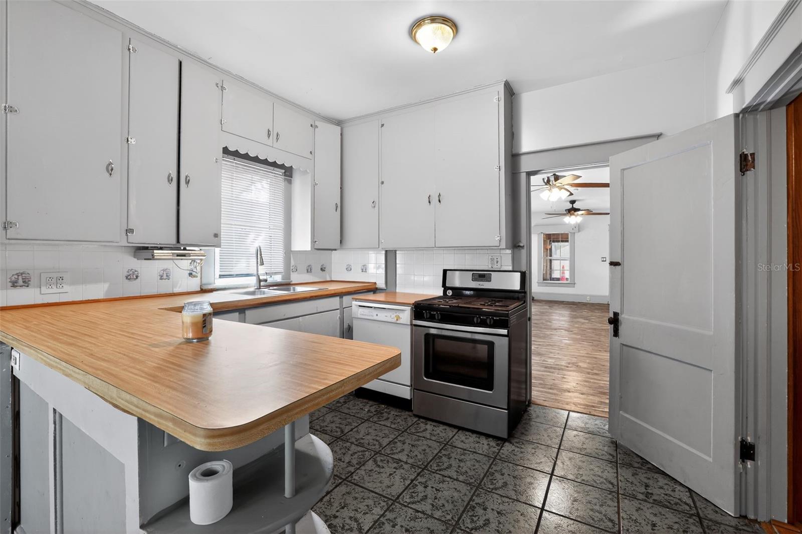 Image 9 of 30 For 118 Drew Street