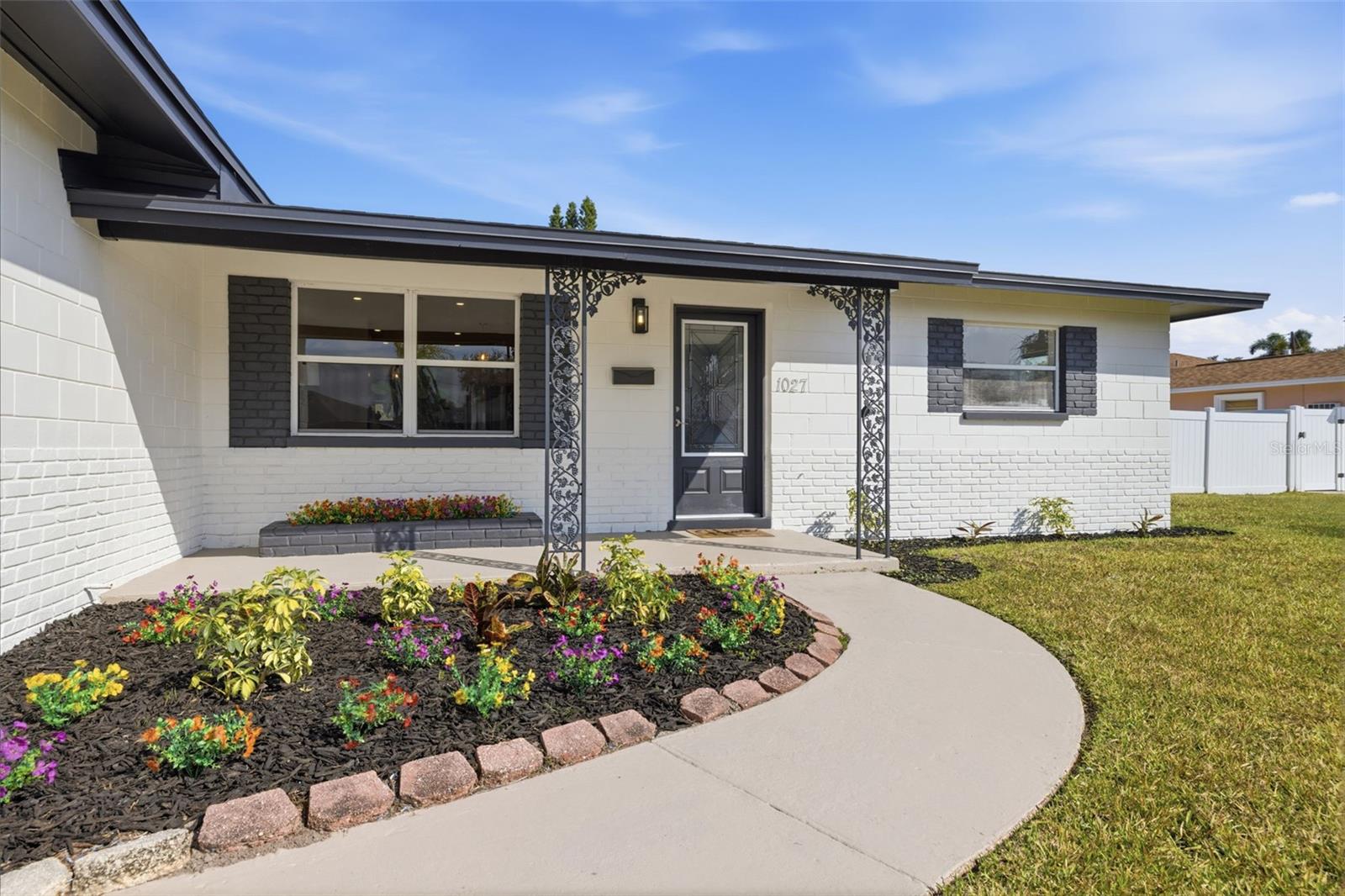 Image 3 of 33 For 1027 27th Avenue S