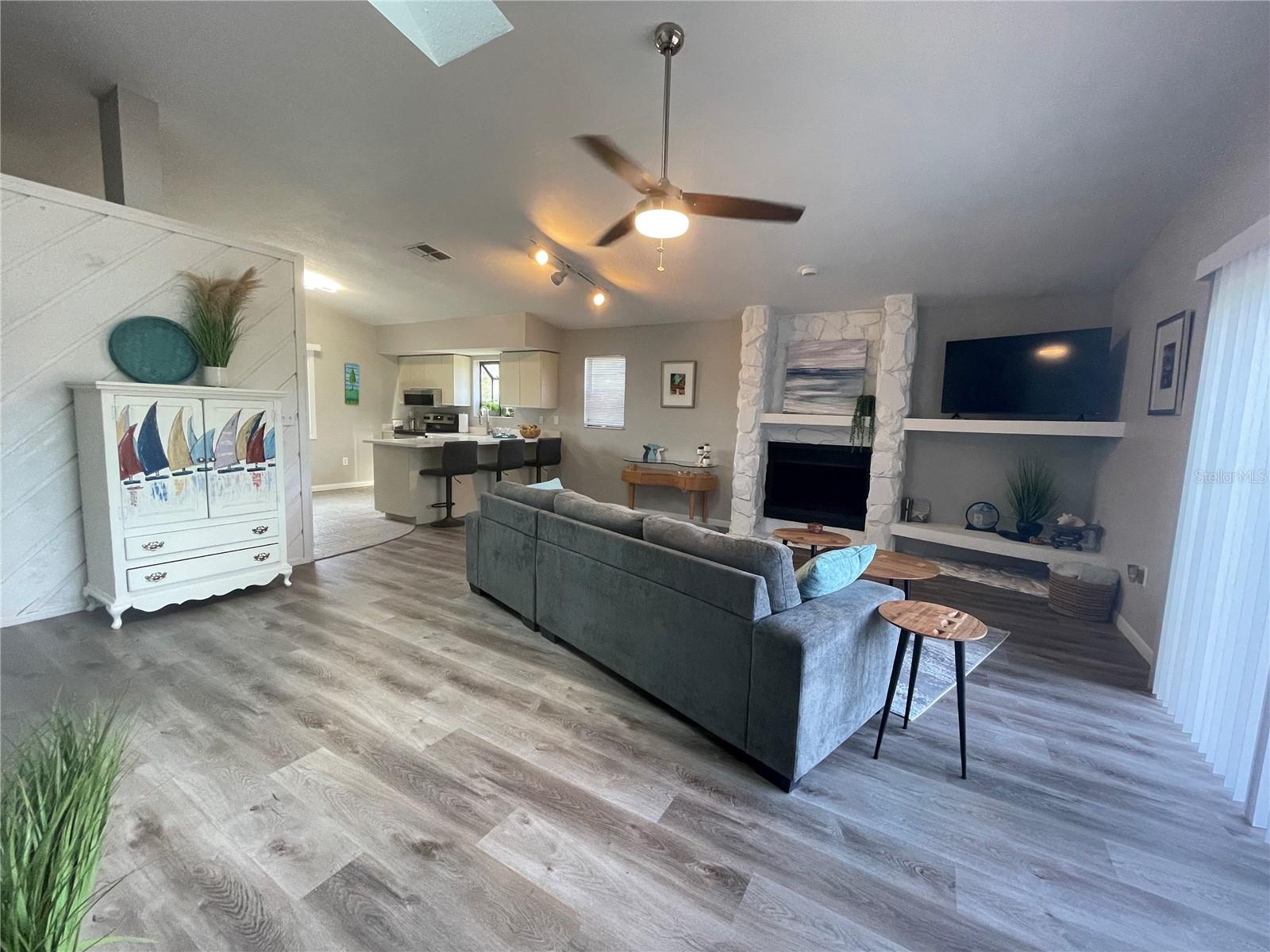 Listing photo id 12 for 606 Mayo Street