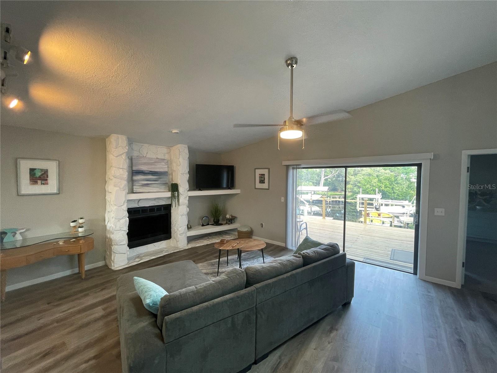 Listing photo id 13 for 606 Mayo Street