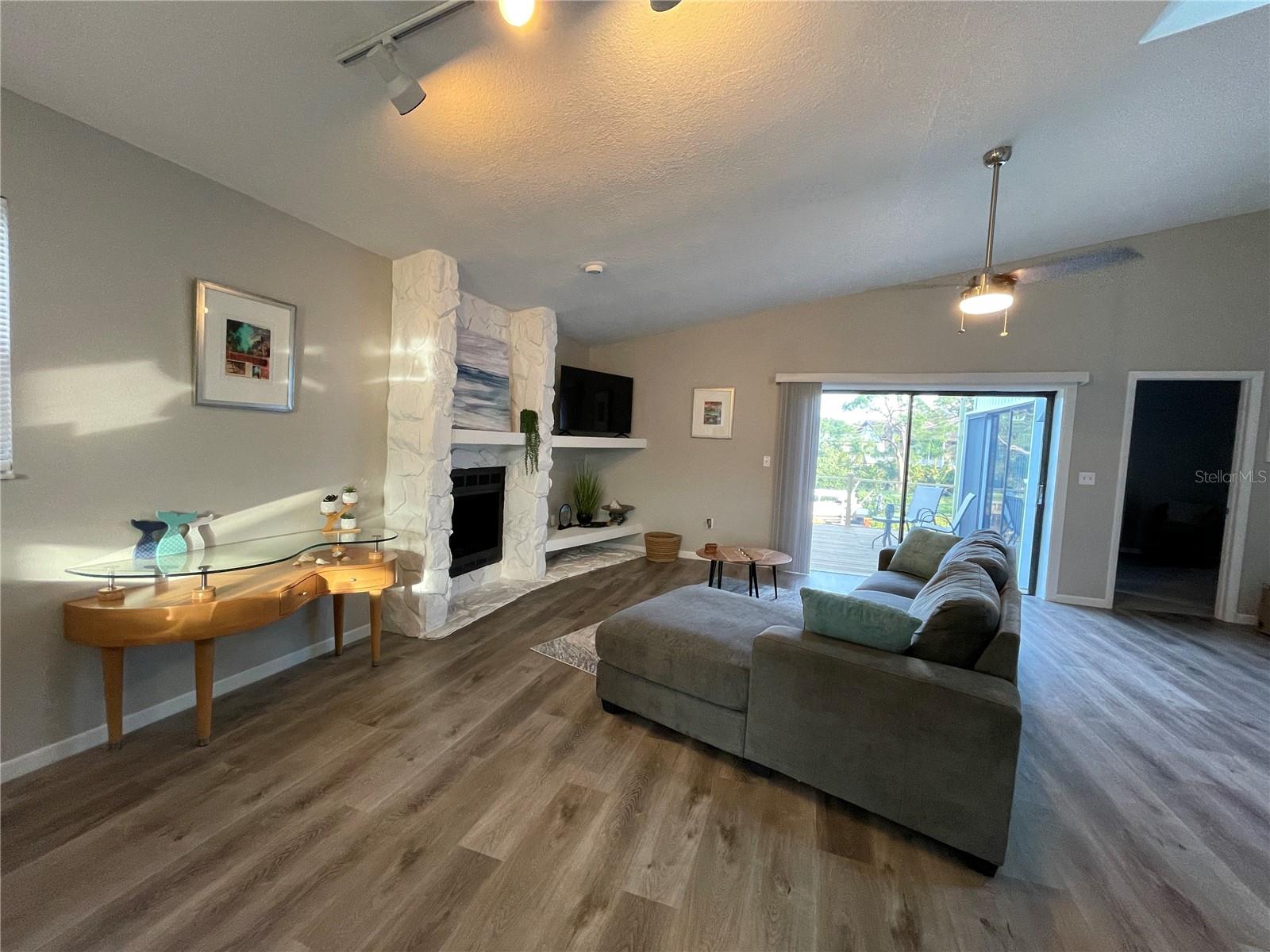 Listing photo id 17 for 606 Mayo Street