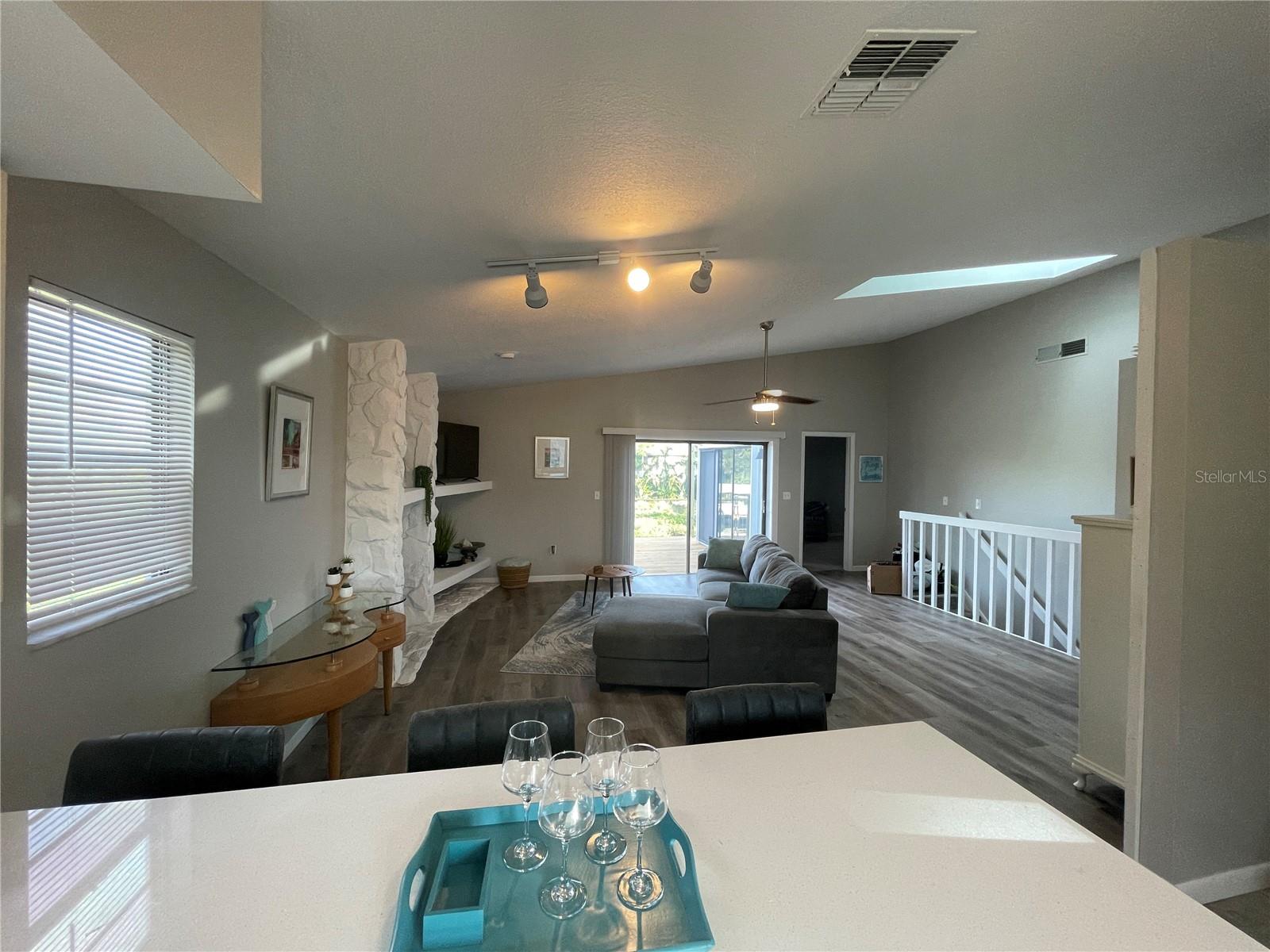 Listing photo id 19 for 606 Mayo Street