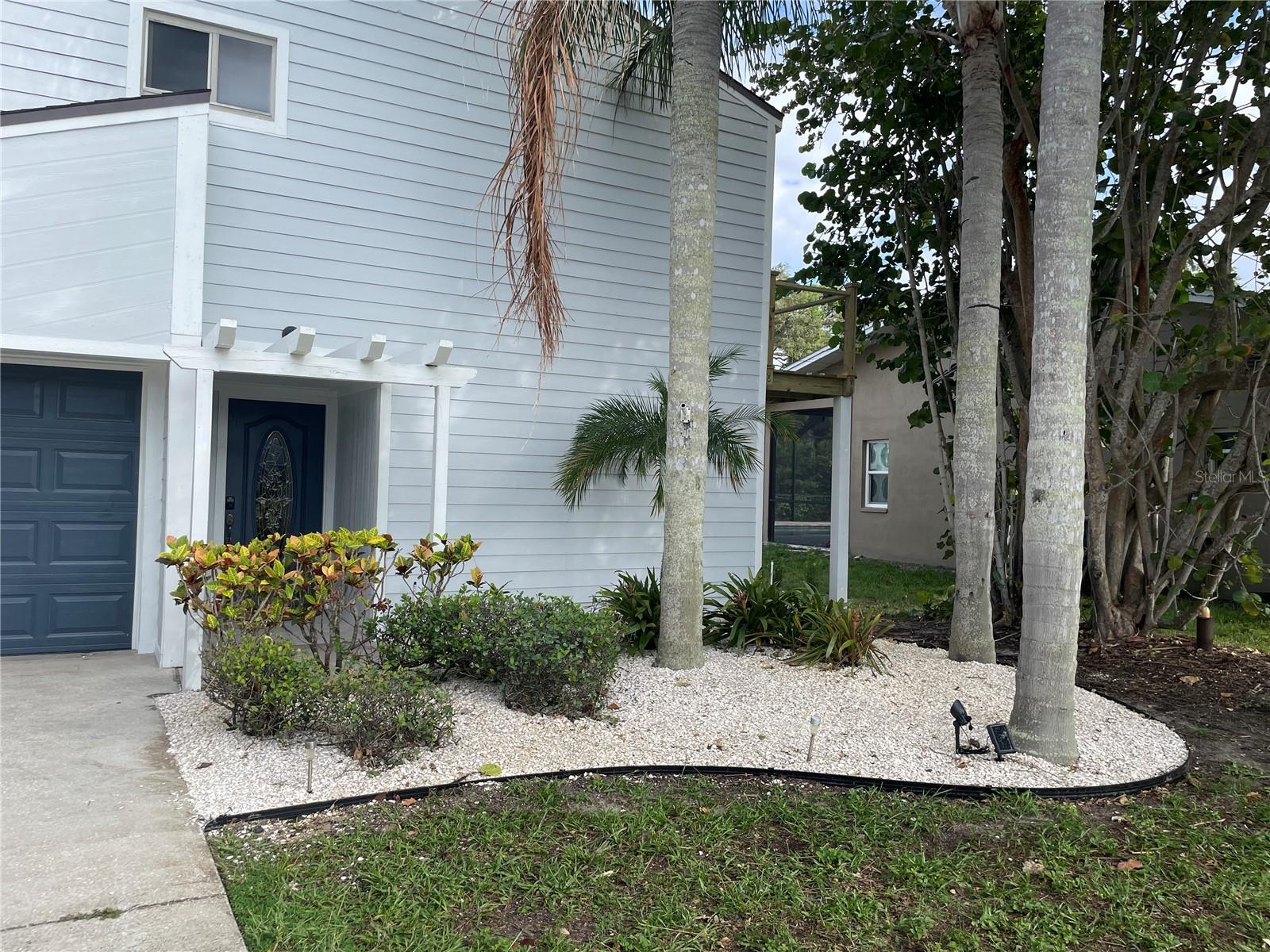 Listing photo id 2 for 606 Mayo Street