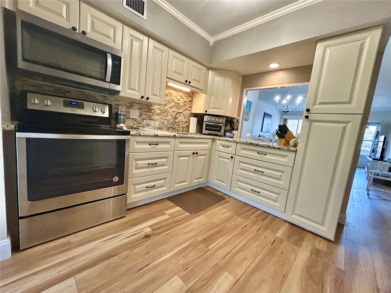 Image 11 of 59 For 2461 Rhodesian Drive 31