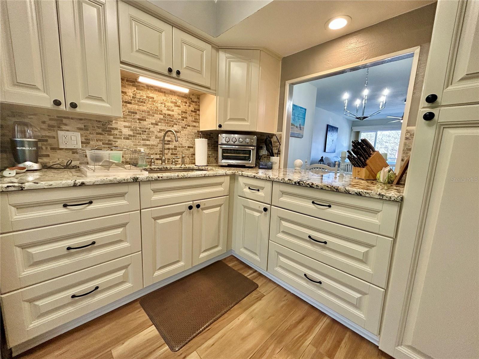 Image 17 of 59 For 2461 Rhodesian Drive 31