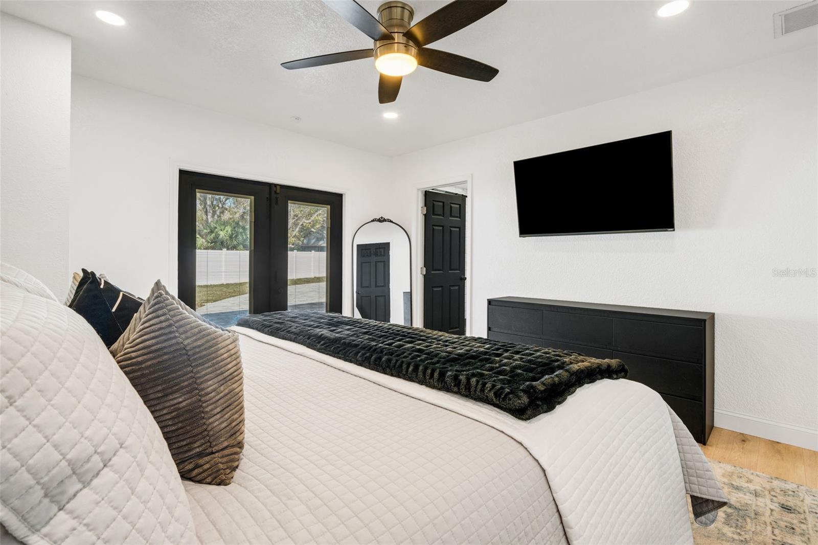 Image 17 of 44 For 10016 Ridge Rd