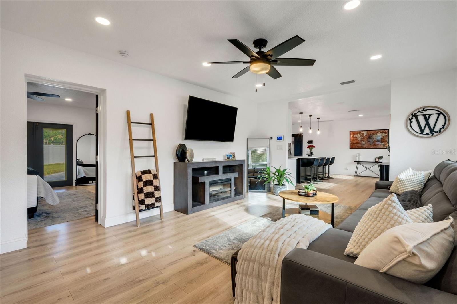 Image 4 of 44 For 10016 Ridge Rd