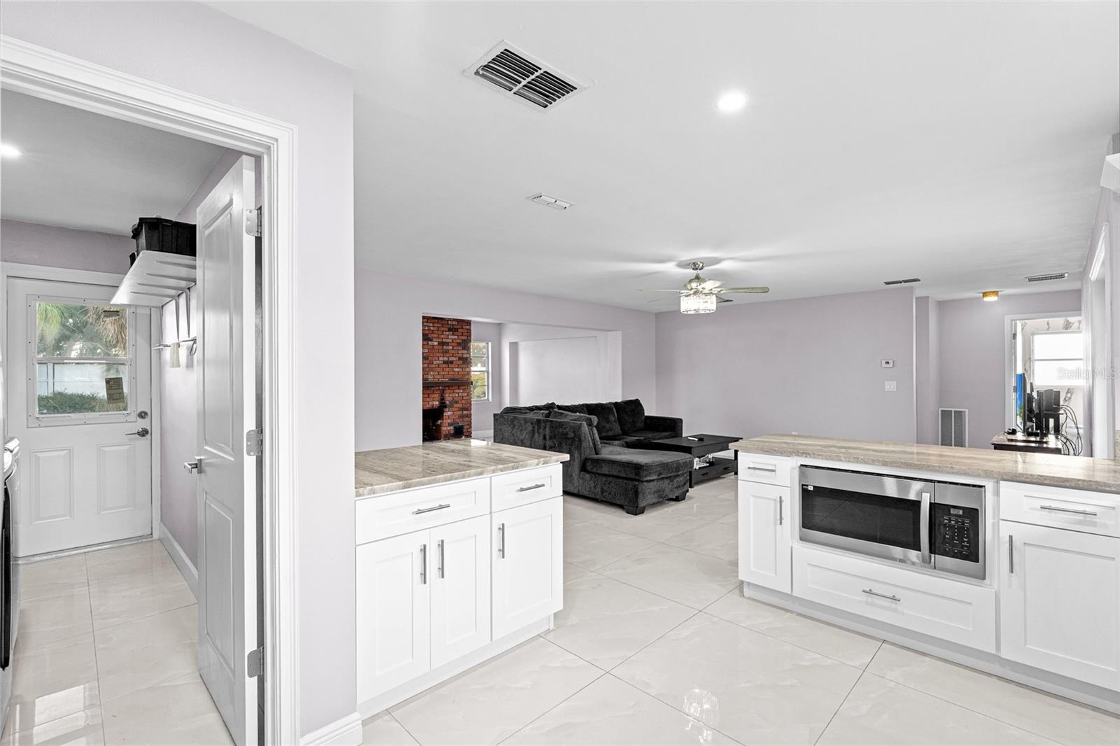 Listing photo id 11 for 103 8th Street