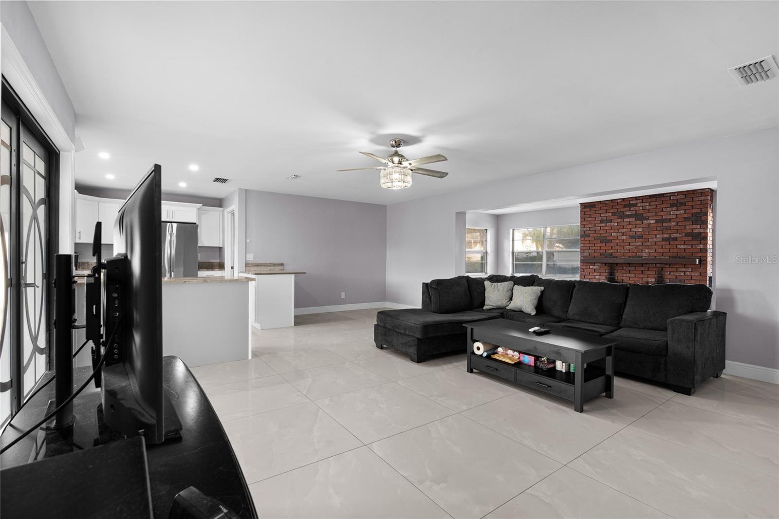 Listing photo id 5 for 103 8th Street