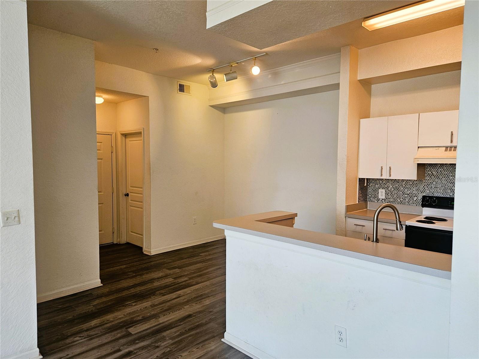 Image 4 of 25 For 17112 Carrington Park Drive 935