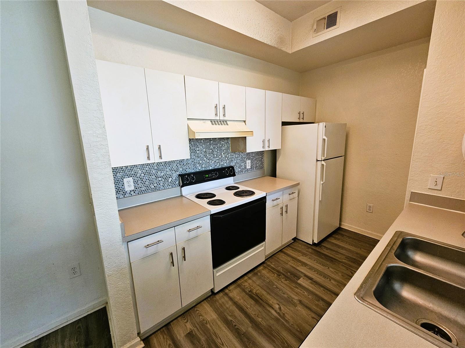 Image 7 of 25 For 17112 Carrington Park Drive 935