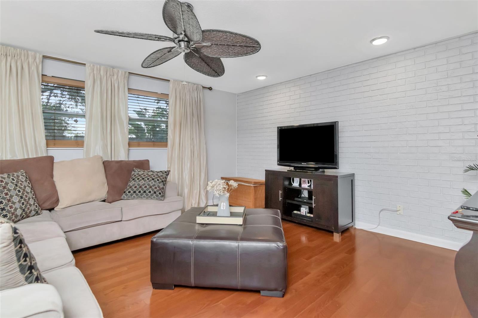 Image 16 of 38 For 953 Cedarwood Avenue