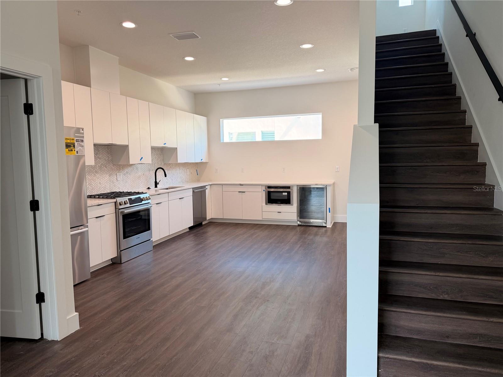 Listing photo id 8 for 853 6th Avenue S