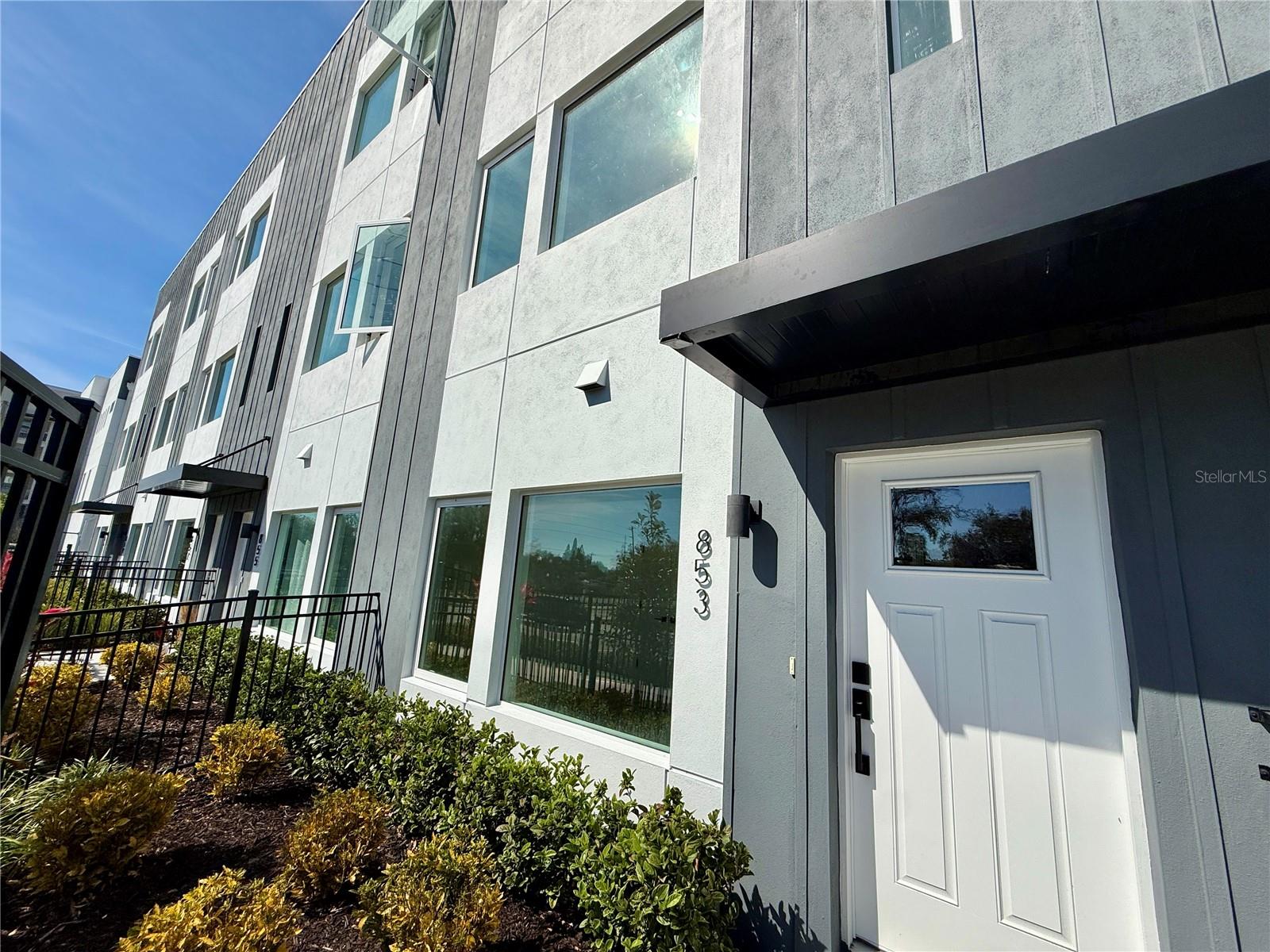 Listing photo id 0 for 853 6th Avenue S