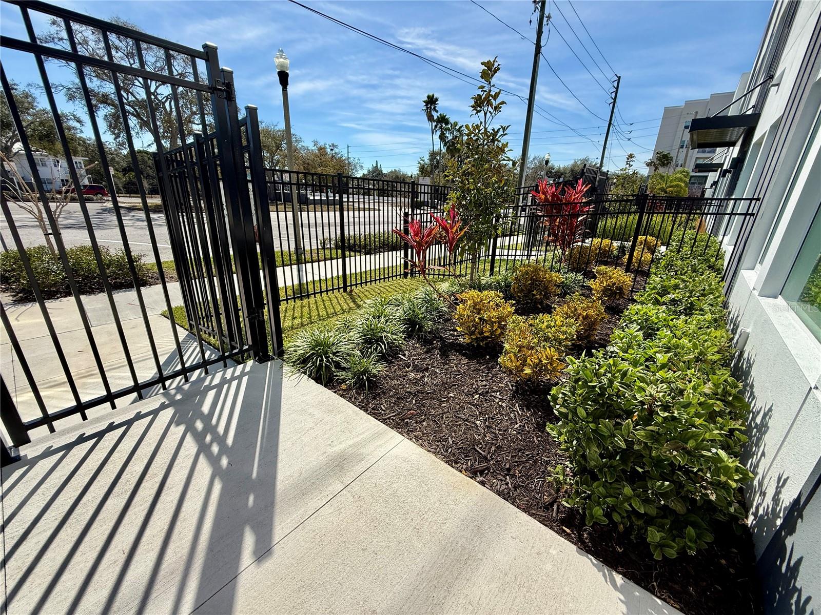 Listing photo id 1 for 853 6th Avenue S