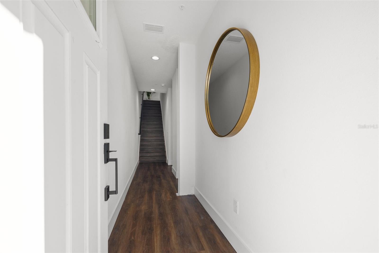 Listing photo id 4 for 853 6th Avenue S