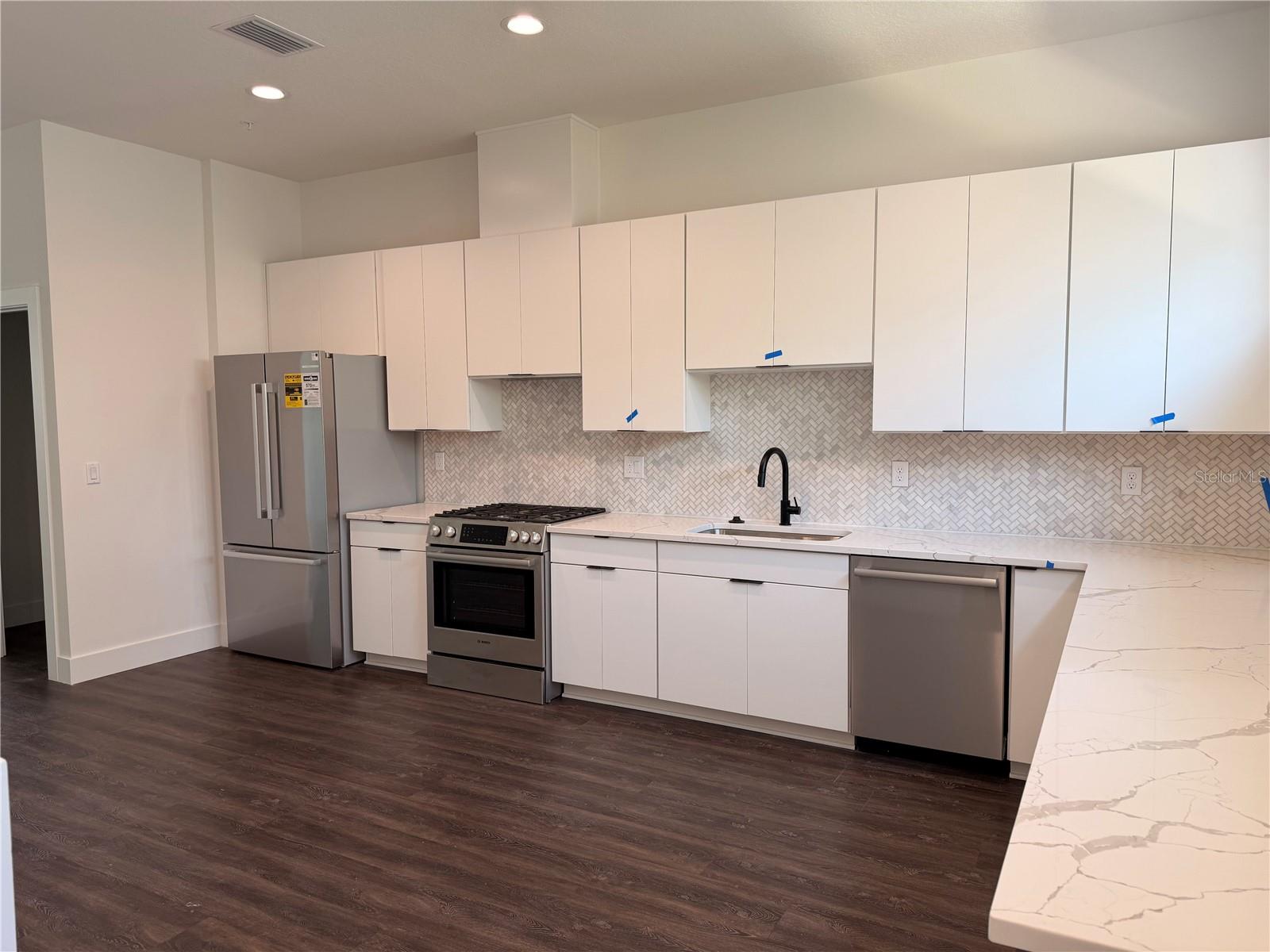 Listing photo id 7 for 853 6th Avenue S