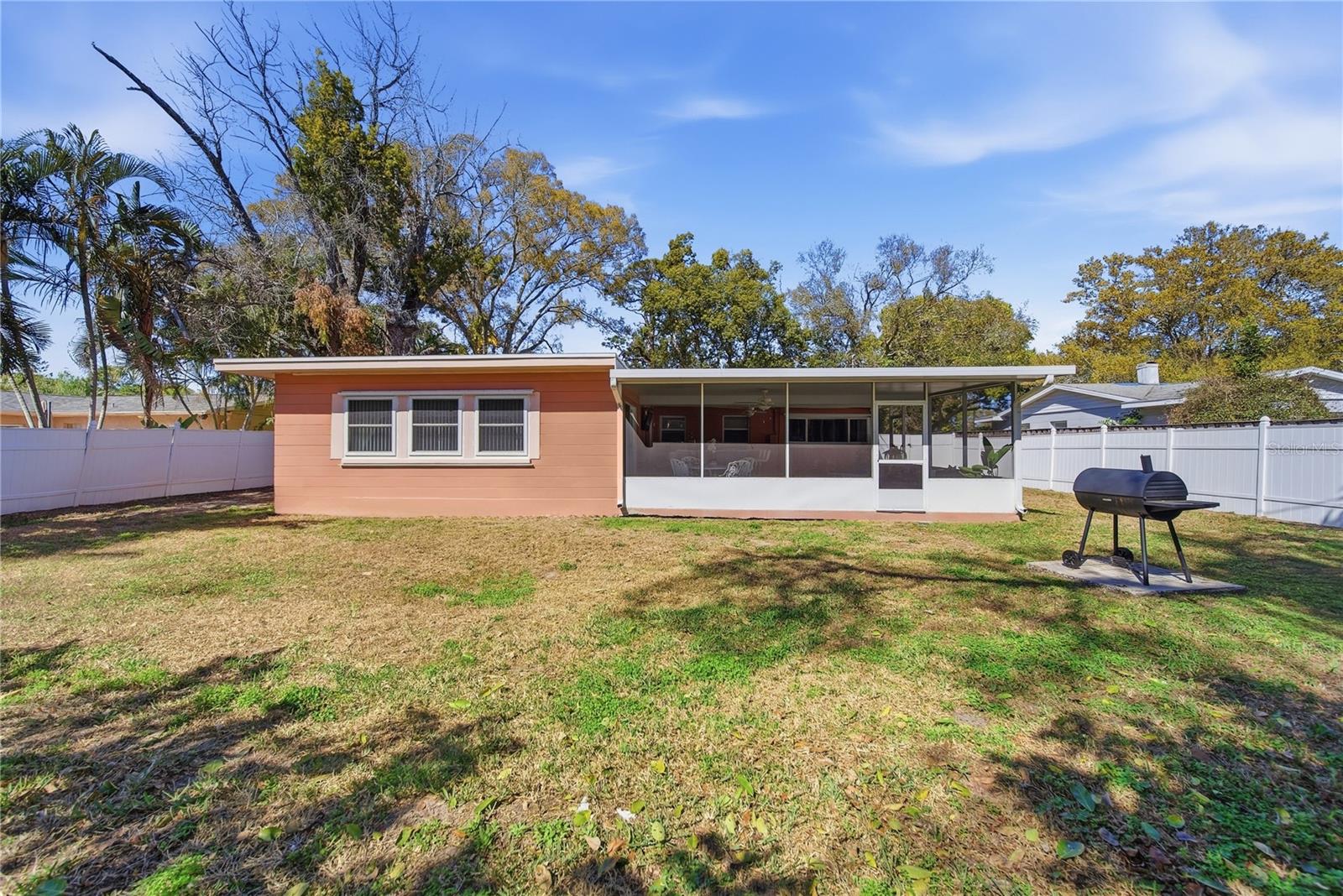 Listing photo id 24 for 718 Bay Vista Boulevard S