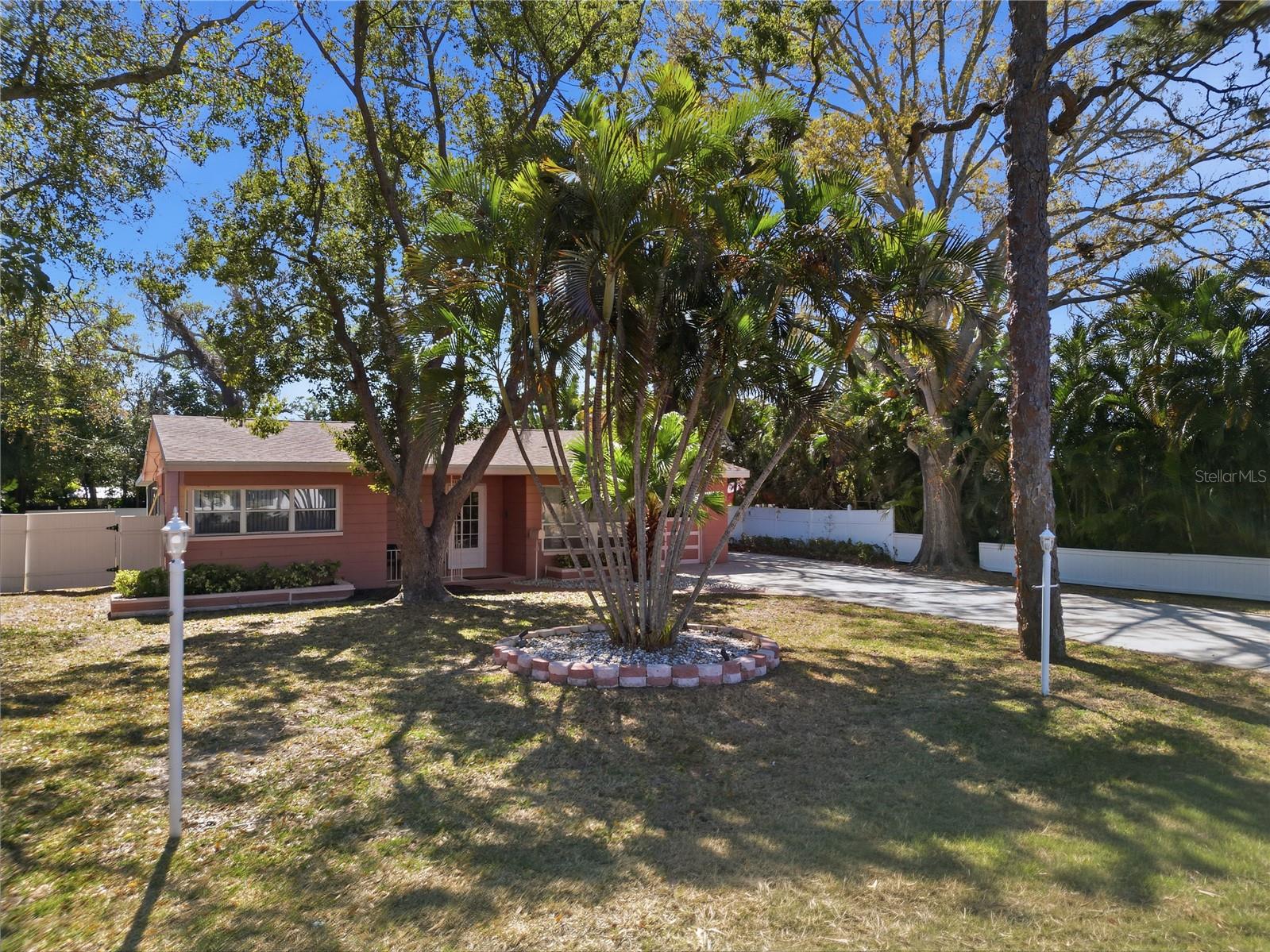 Listing photo id 1 for 718 Bay Vista Boulevard S