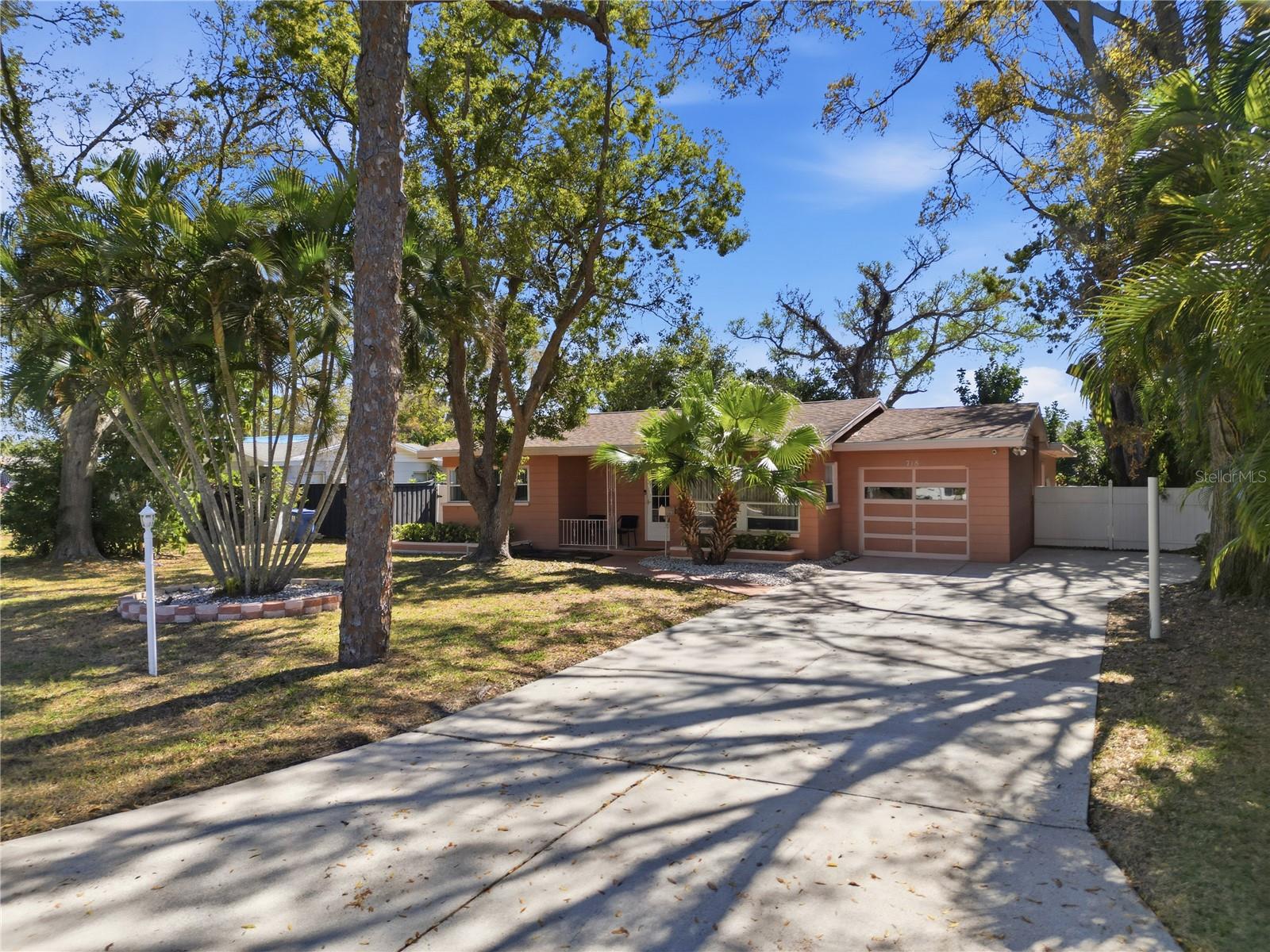 Listing photo id 2 for 718 Bay Vista Boulevard S